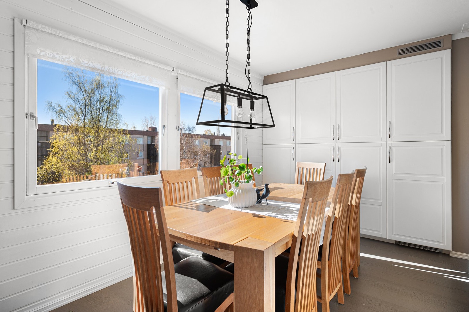 Stor og fin kjøkkenløsning på 16,3 m², med egen spisestue. Utvidet kjøkken med ekstra skapplass. Galleribilde
