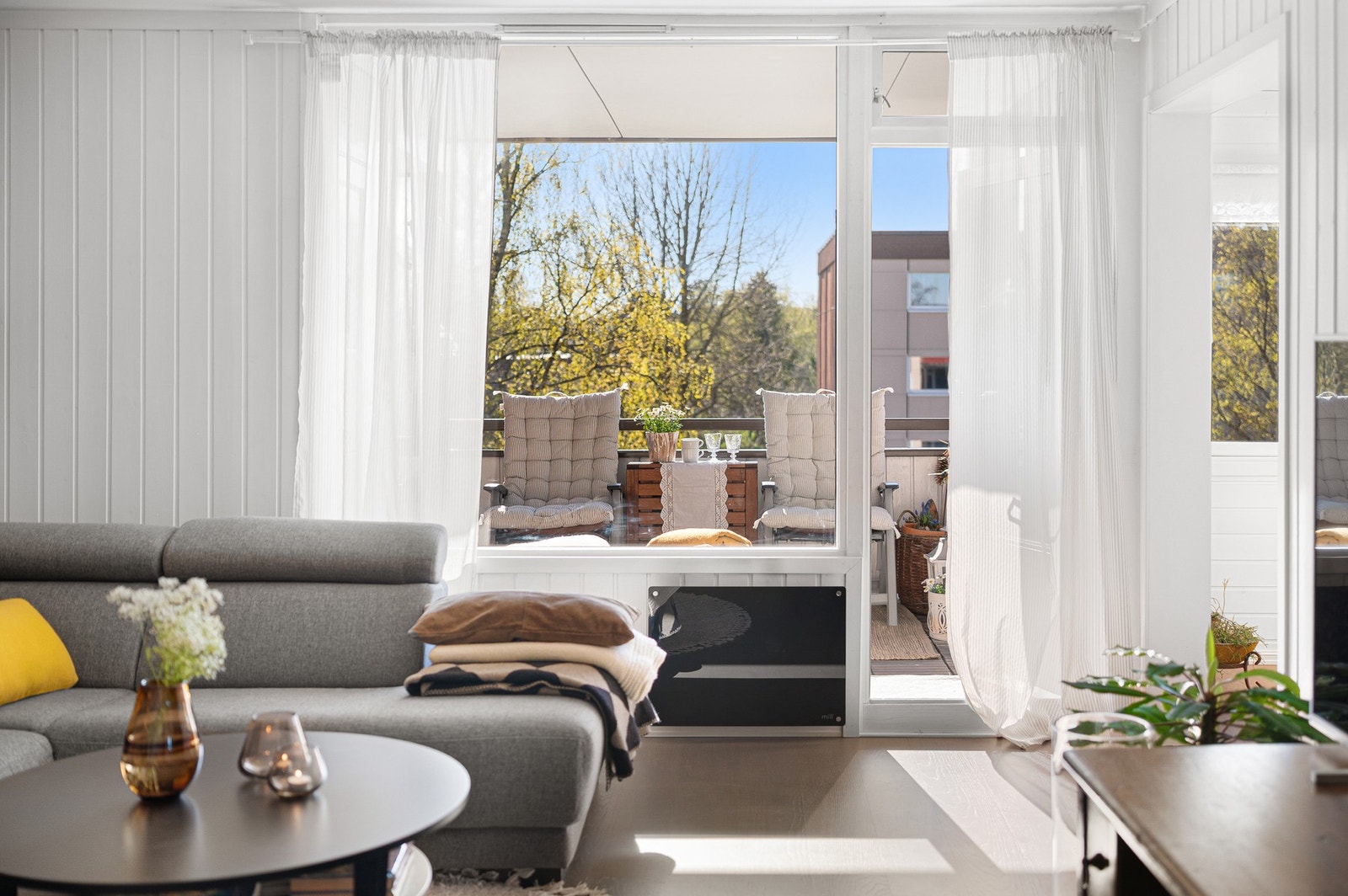 Store vindusflater gir masse lys og luft. Galleribilde