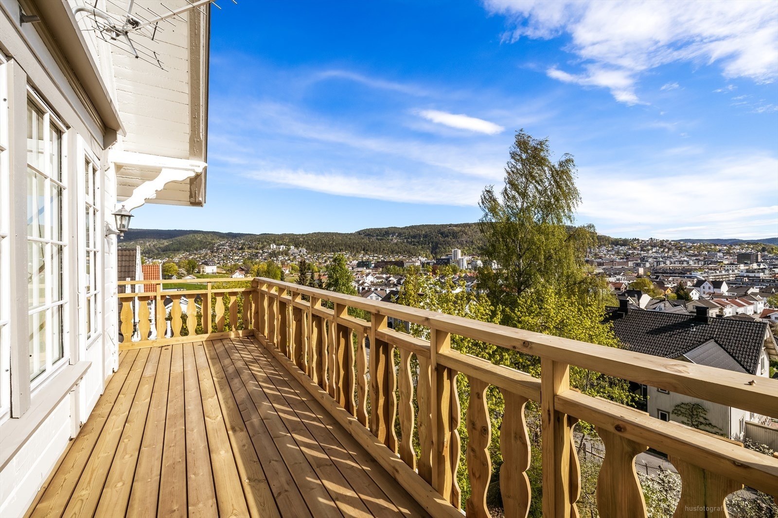 Balkongen er en flott forlengelse av stuen på varme dager. Galleribilde