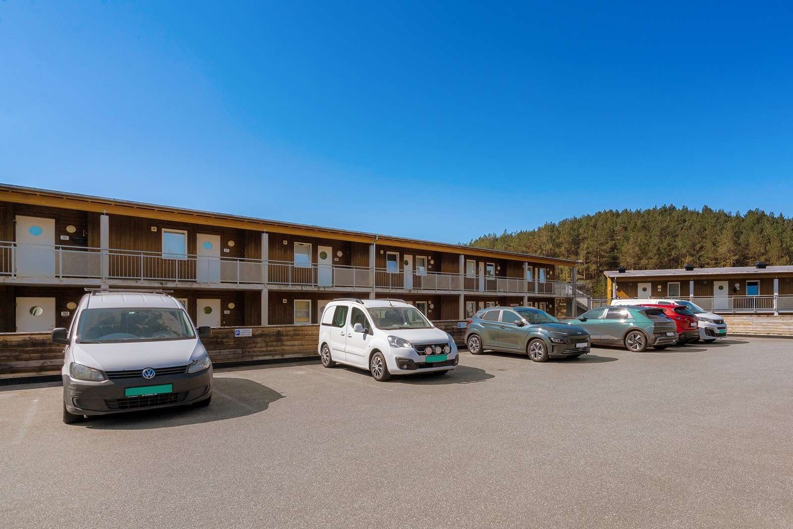 Utvendig parkeringsplass og gjesteparkering. Galleribilde