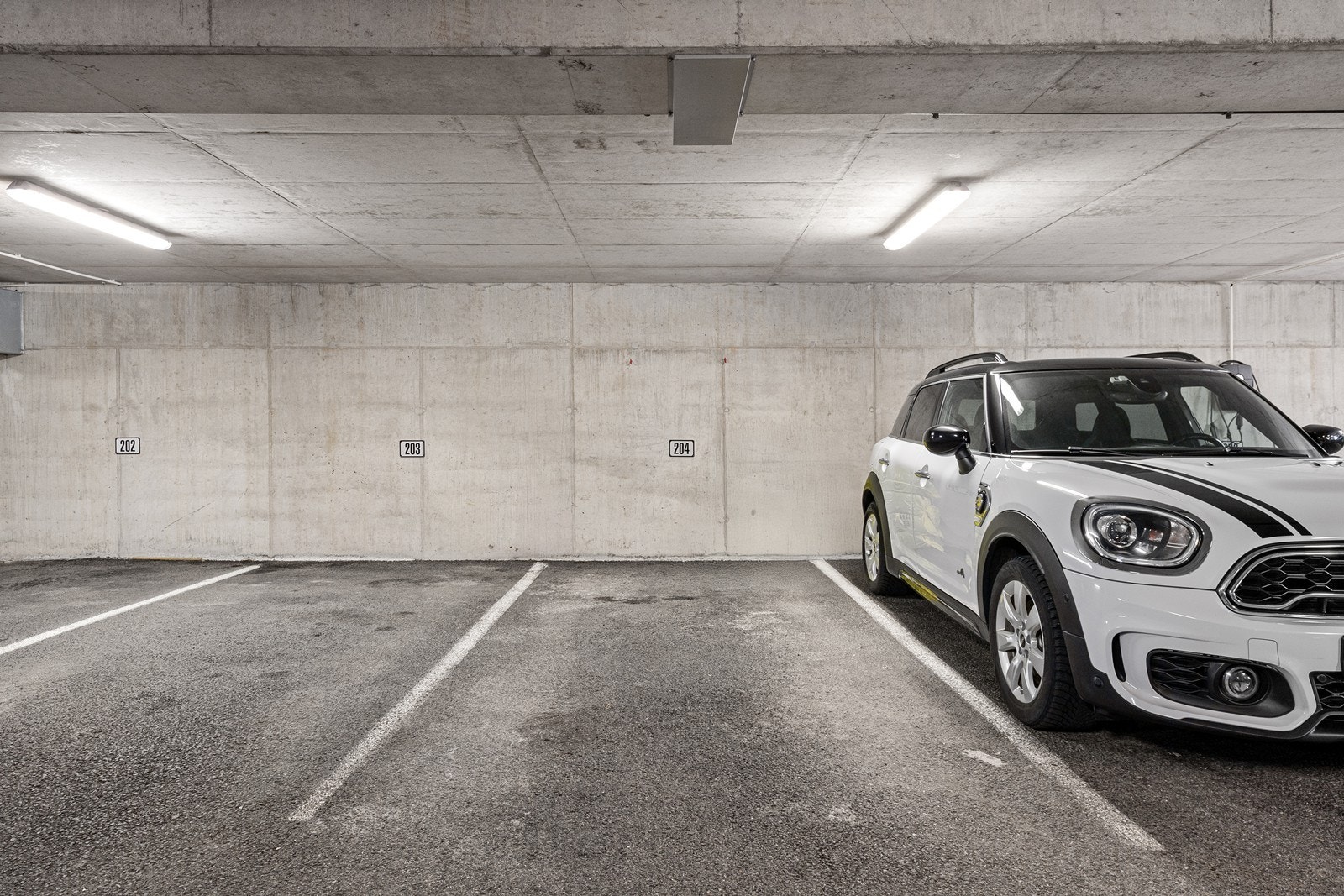 Parkering i lukket anlegg. Det vil bli montert el-lader på selgers regning før overtakelse. Galleribilde