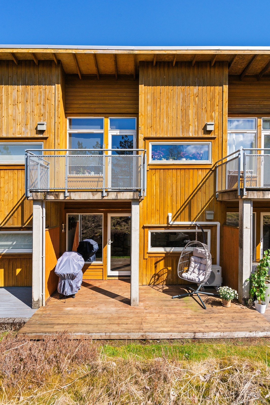 Terrasse på bakkeplan - perfekt for utemøbler og rolige stunder. Galleribilde