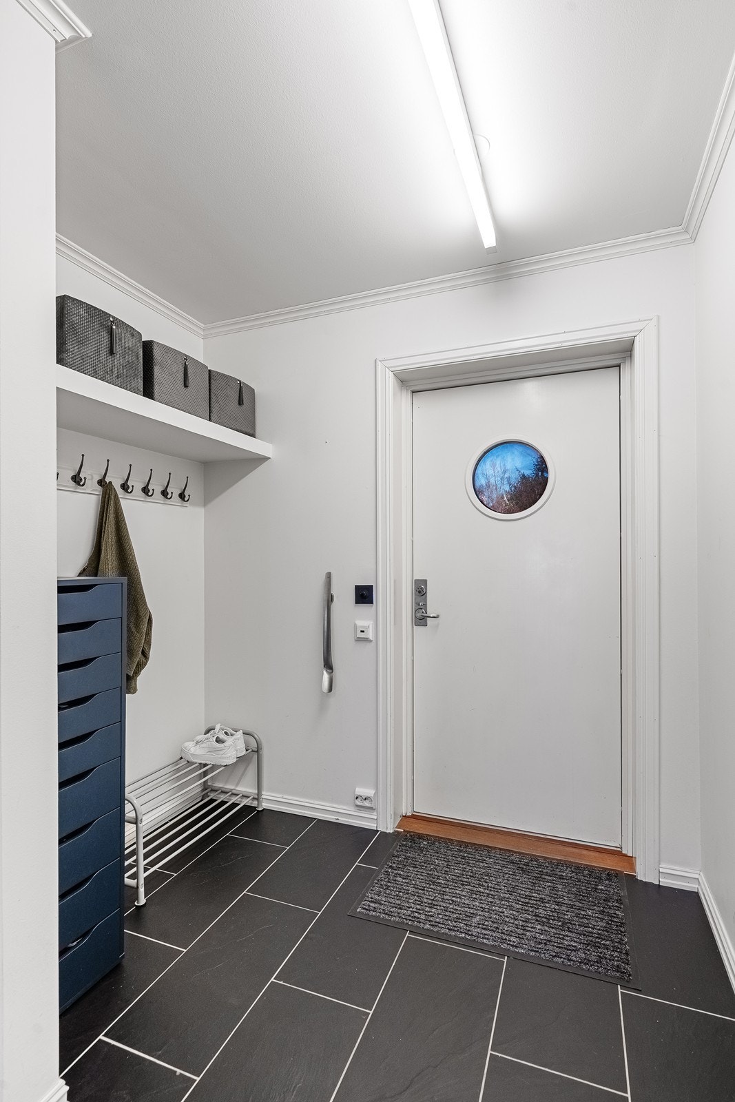 Praktisk entré med god plass til garderobeløsning. Fliser med gulvvarme. Galleribilde