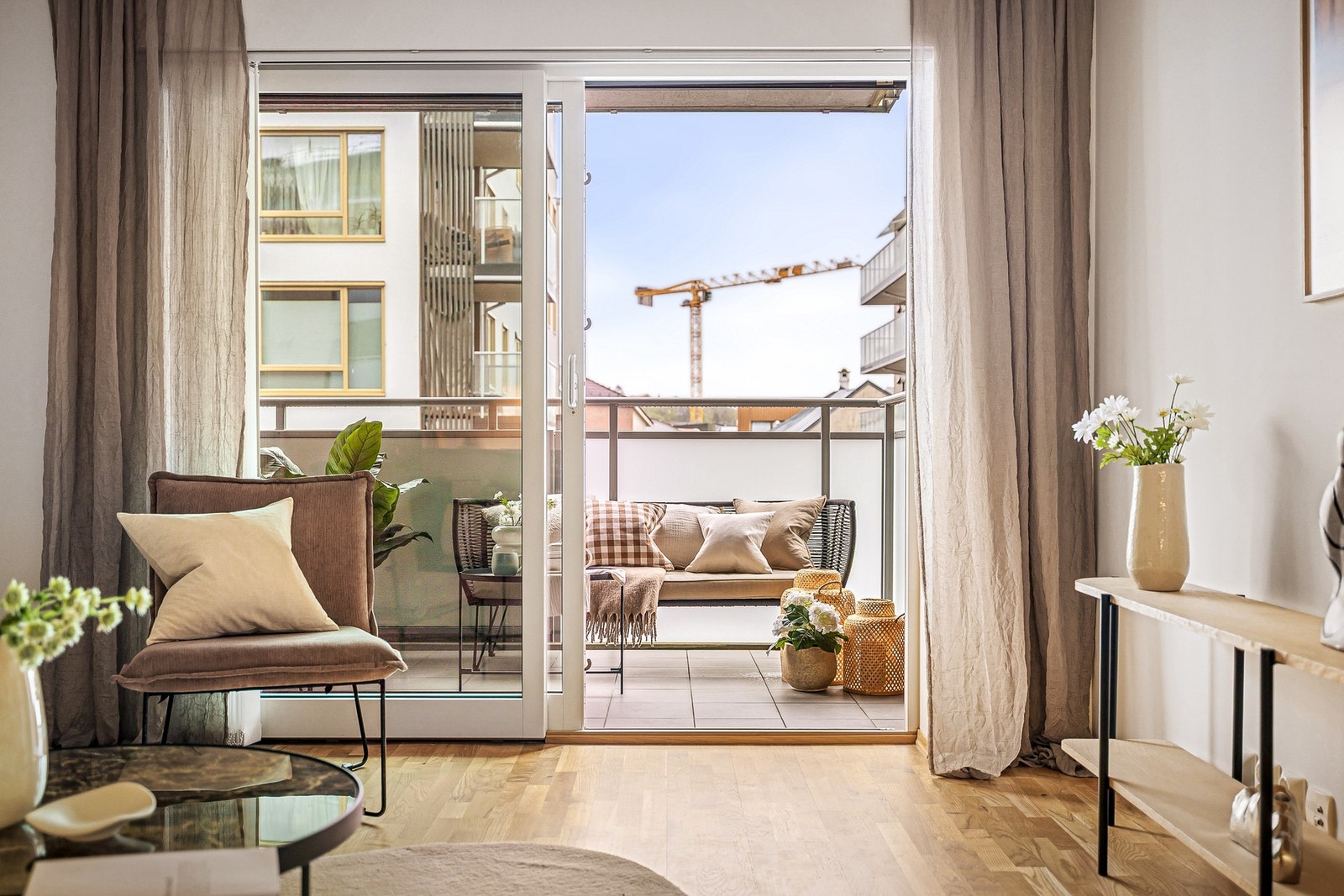 - Fra stuen er det utgang til balkongen - Galleribilde