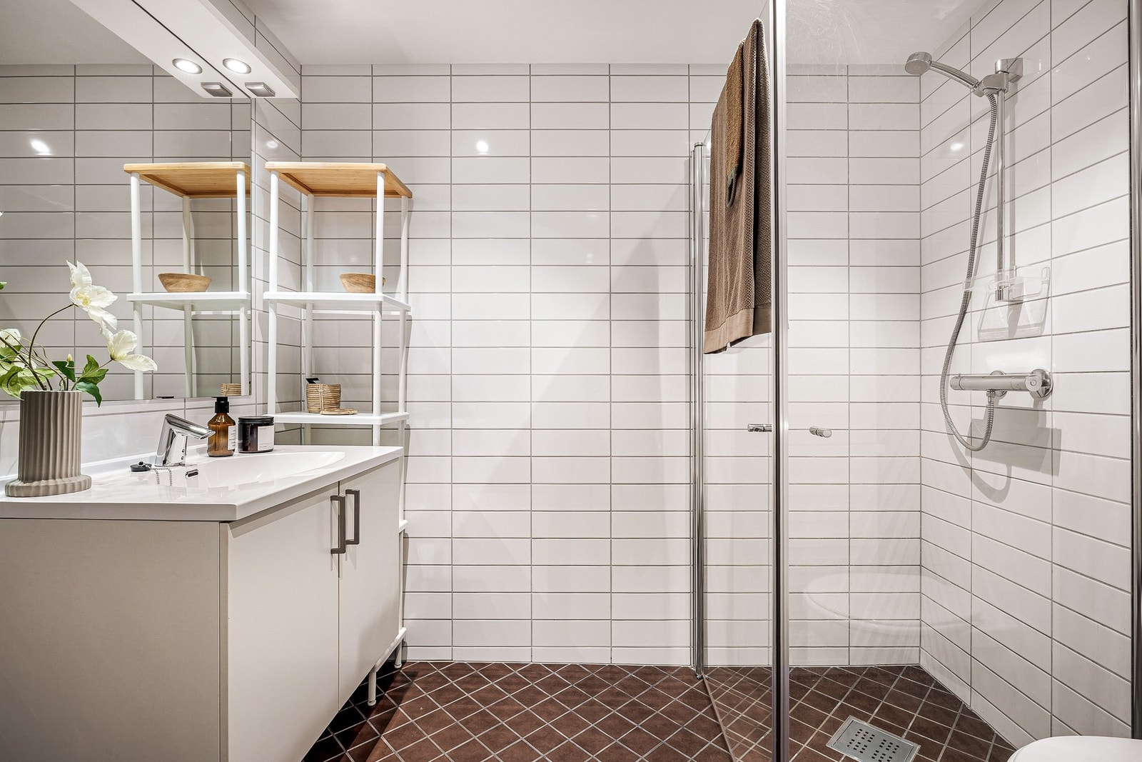 - Badet fremstår lyst og klassisk, med flislagte overflater - Galleribilde