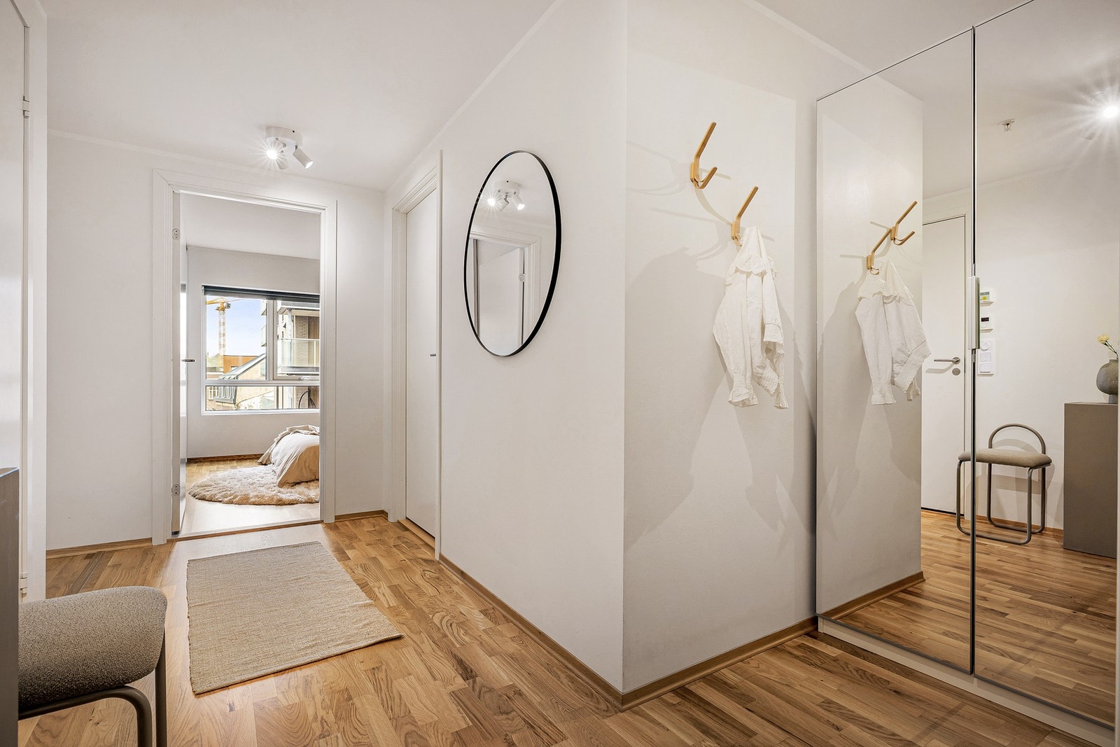 - Videre er det skyvedørsgarderobe for oppbevaring - Galleribilde