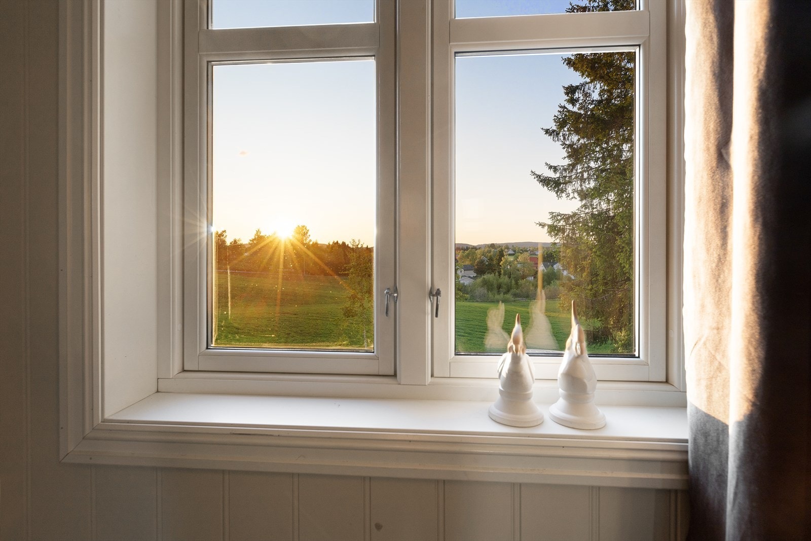 Store vindusflater gir godt med naturlig lys og utsyn mot omgivelsene. Galleribilde