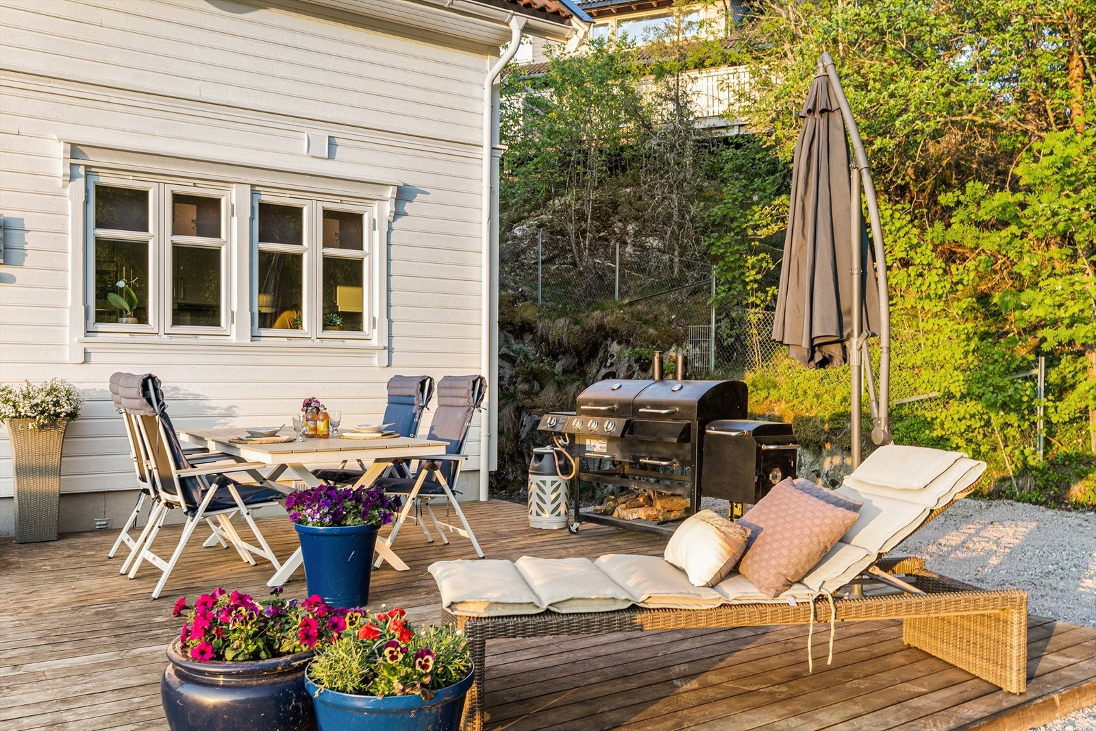 Terrassen har plass til sittegrupper og grill, og er utstyrt med værslitte terrassebord. Galleribilde