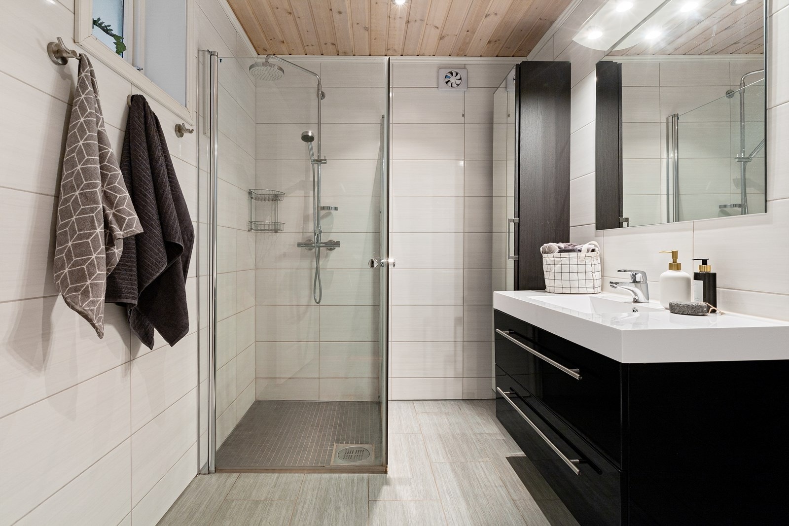 Badet har fliser på gulv og vegger samt mekanisk avtrekk for ventilasjon. Galleribilde
