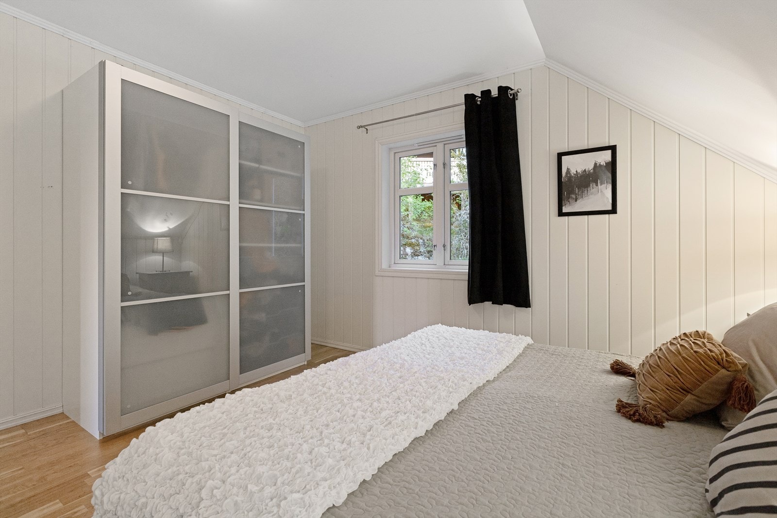 Skyvedørsgarderobe gir praktisk oppbevaringsmulighet på hovedsoverommet. Galleribilde