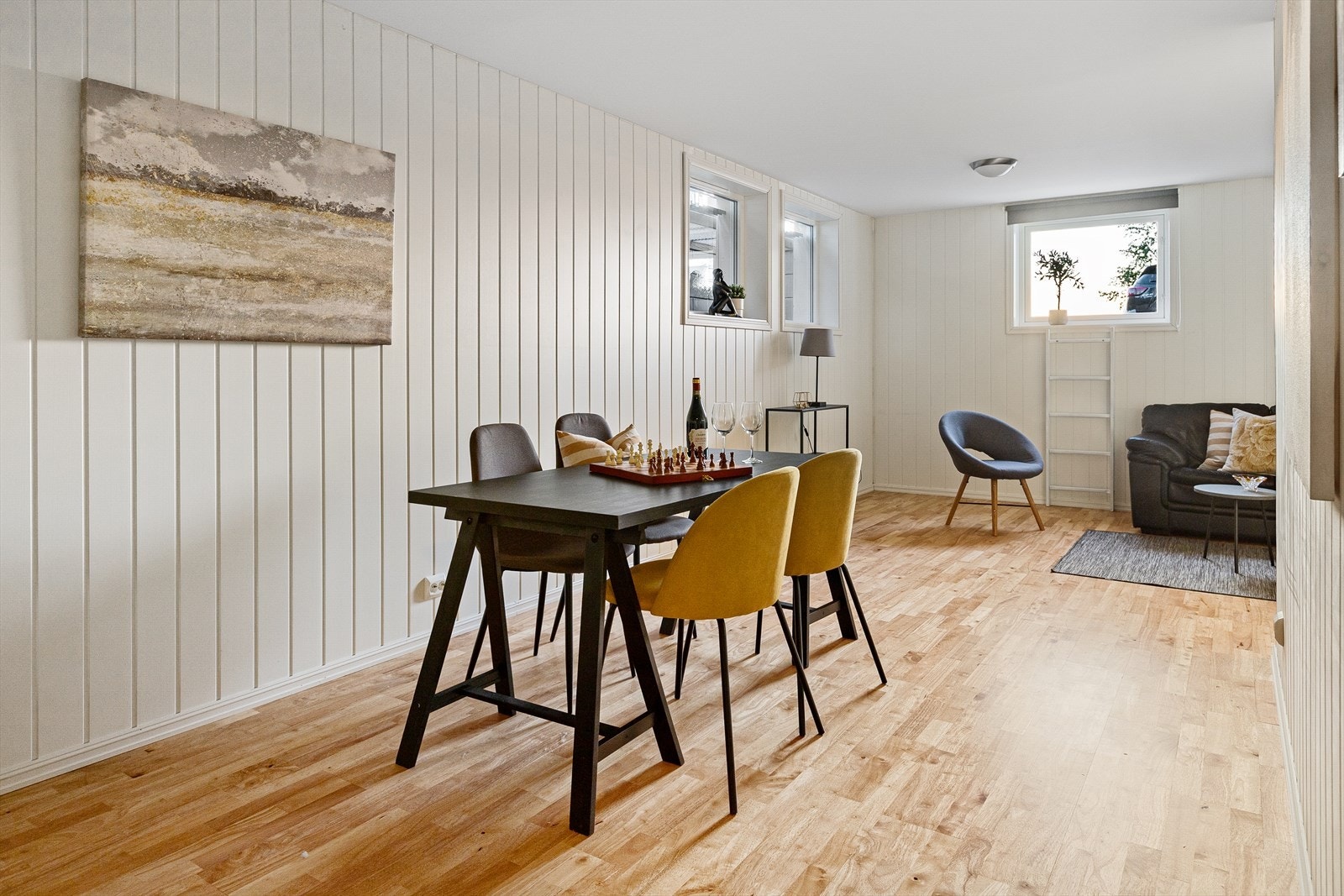 Fra kjellerstuen er det parkettgulv og malte panelplater på veggene. Galleribilde
