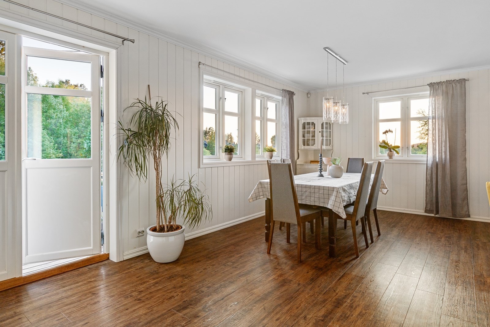 Utgang fra stuen leder til en romslig terrasse med tregulv. Galleribilde