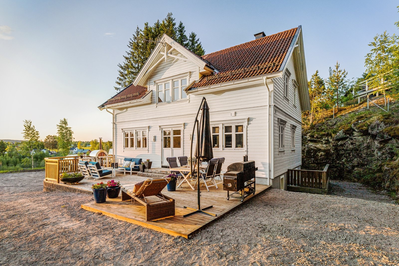 Utgang fra stue/kjøkken til en romslig platting med tregulv på cirka 50 m². Galleribilde