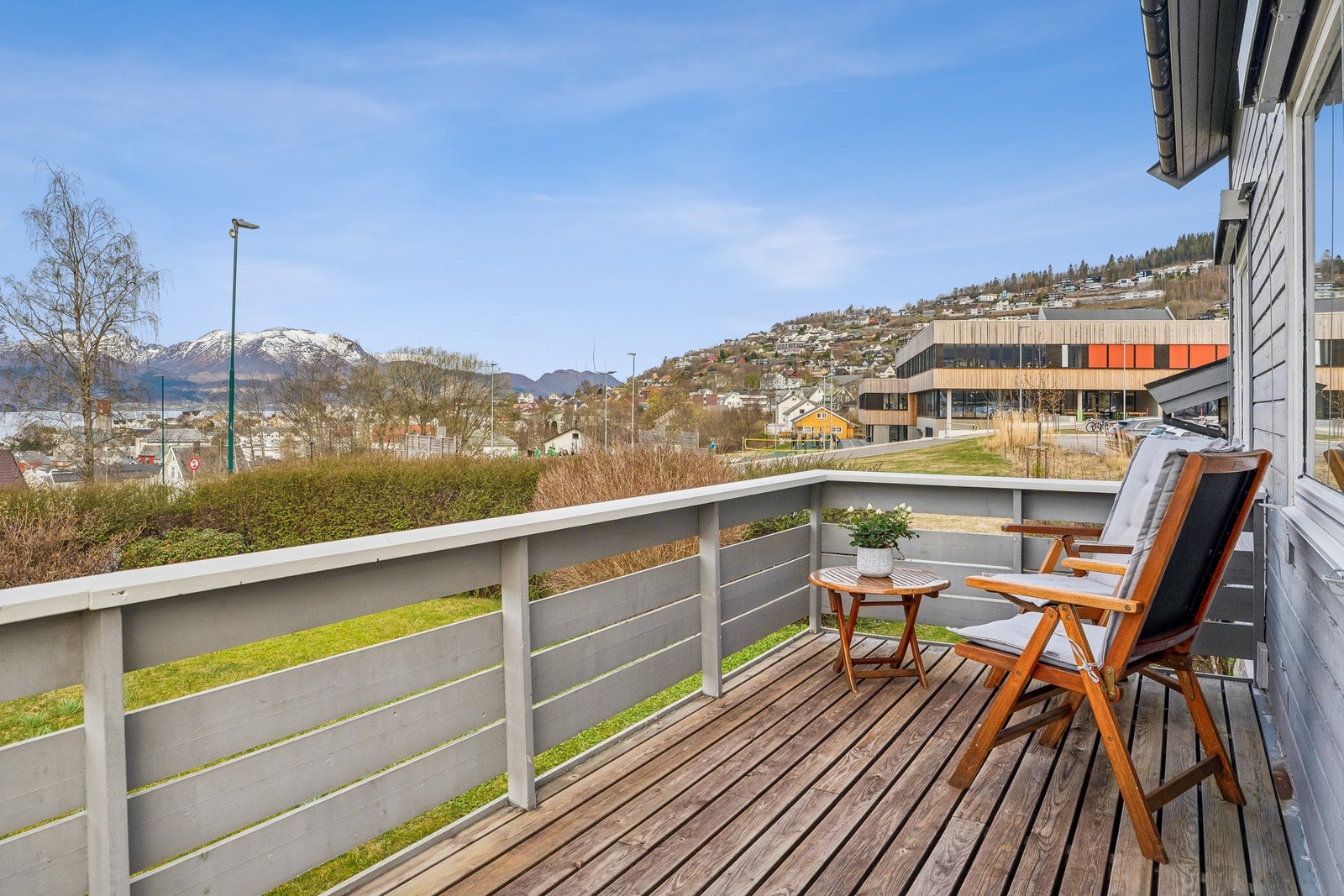 Ein har og utsikt mot sentrum og fjorden Galleribilde