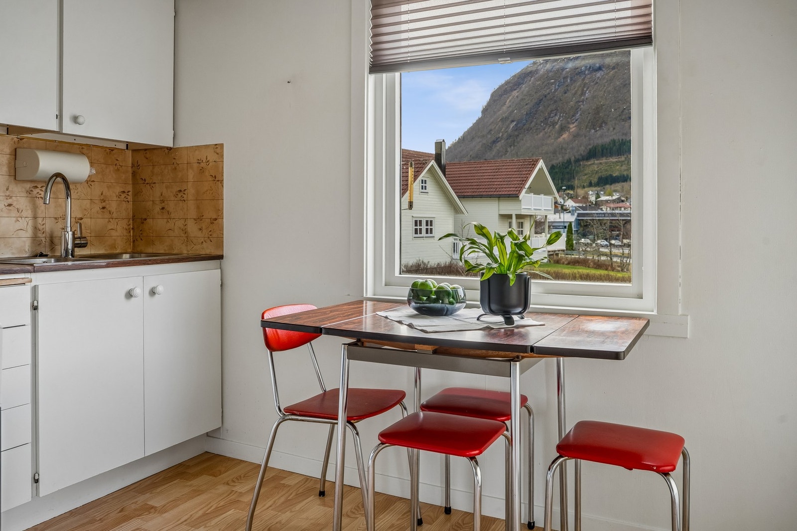 Fin plass for kjøkkenbord ved vindauget Galleribilde
