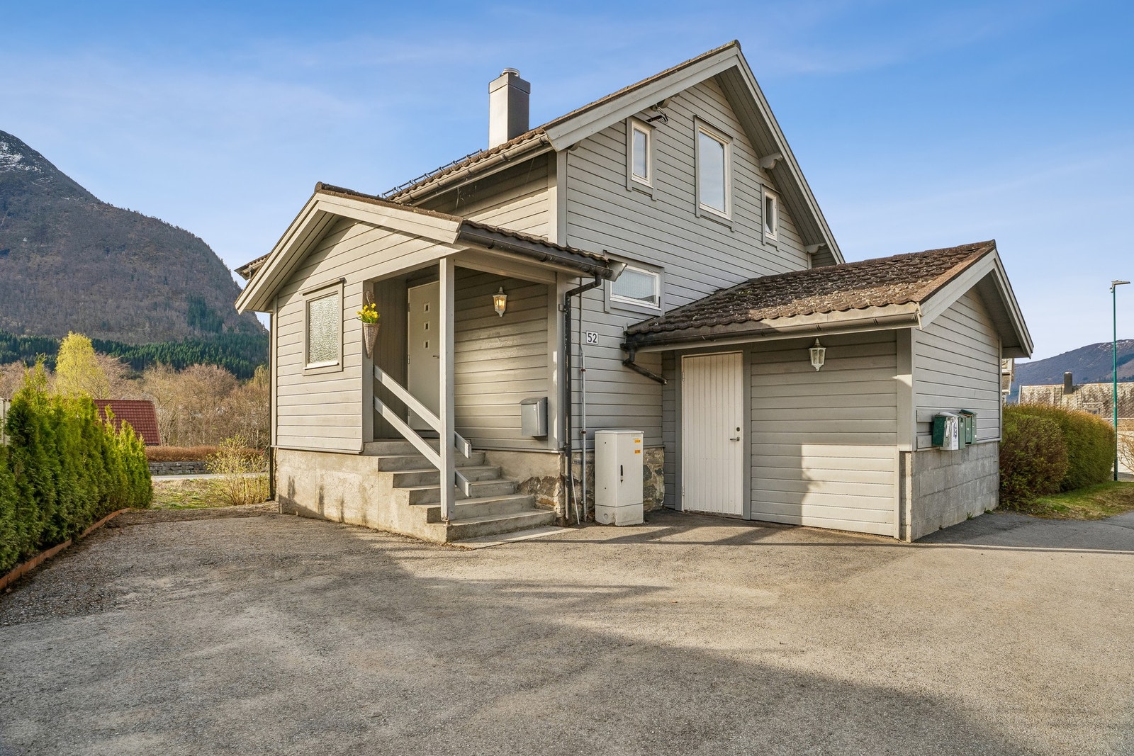 Ein sentrumsnær og velhalden einebustad Galleribilde