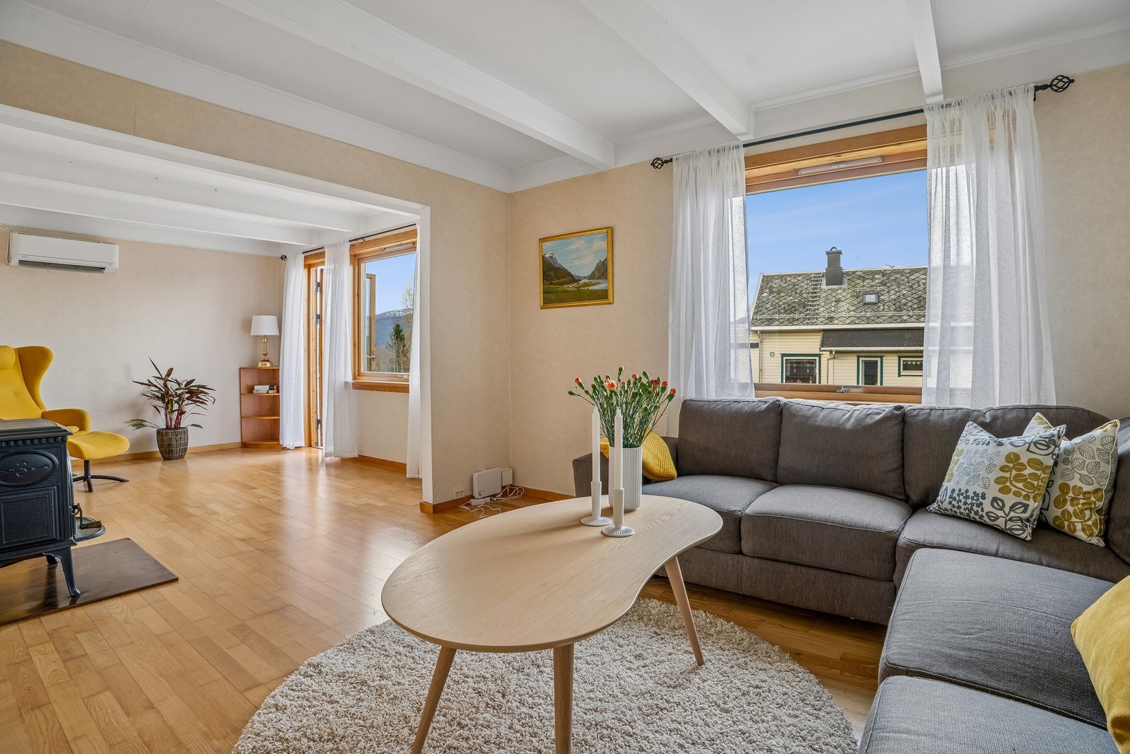 Ei lys og triveleg stove Galleribilde