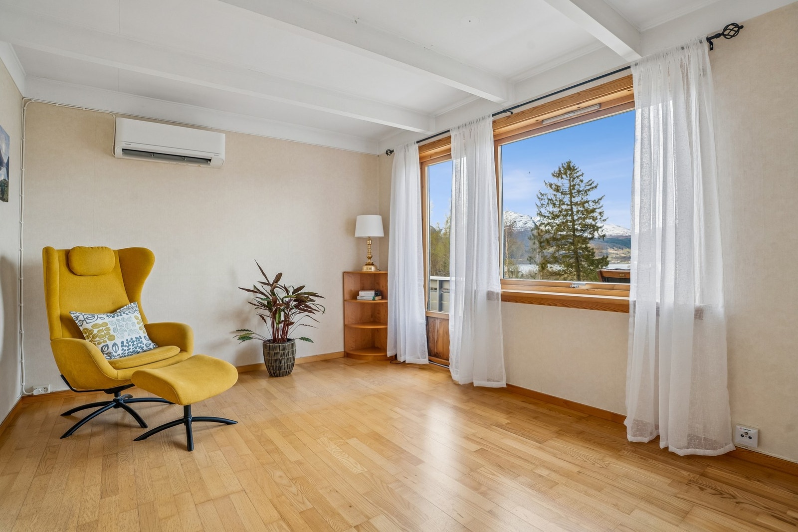 Frå stova har ein utgang til vestvendt terrasse Galleribilde