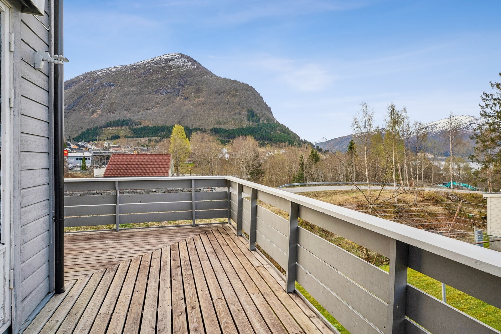 Frå terrassen har ein godt med sol ut utsikt mot Rotsethornet Galleribilde