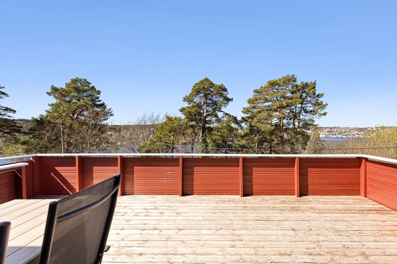 Hyggelig veranda med gode solforhold og hyggelig utsikt Galleribilde