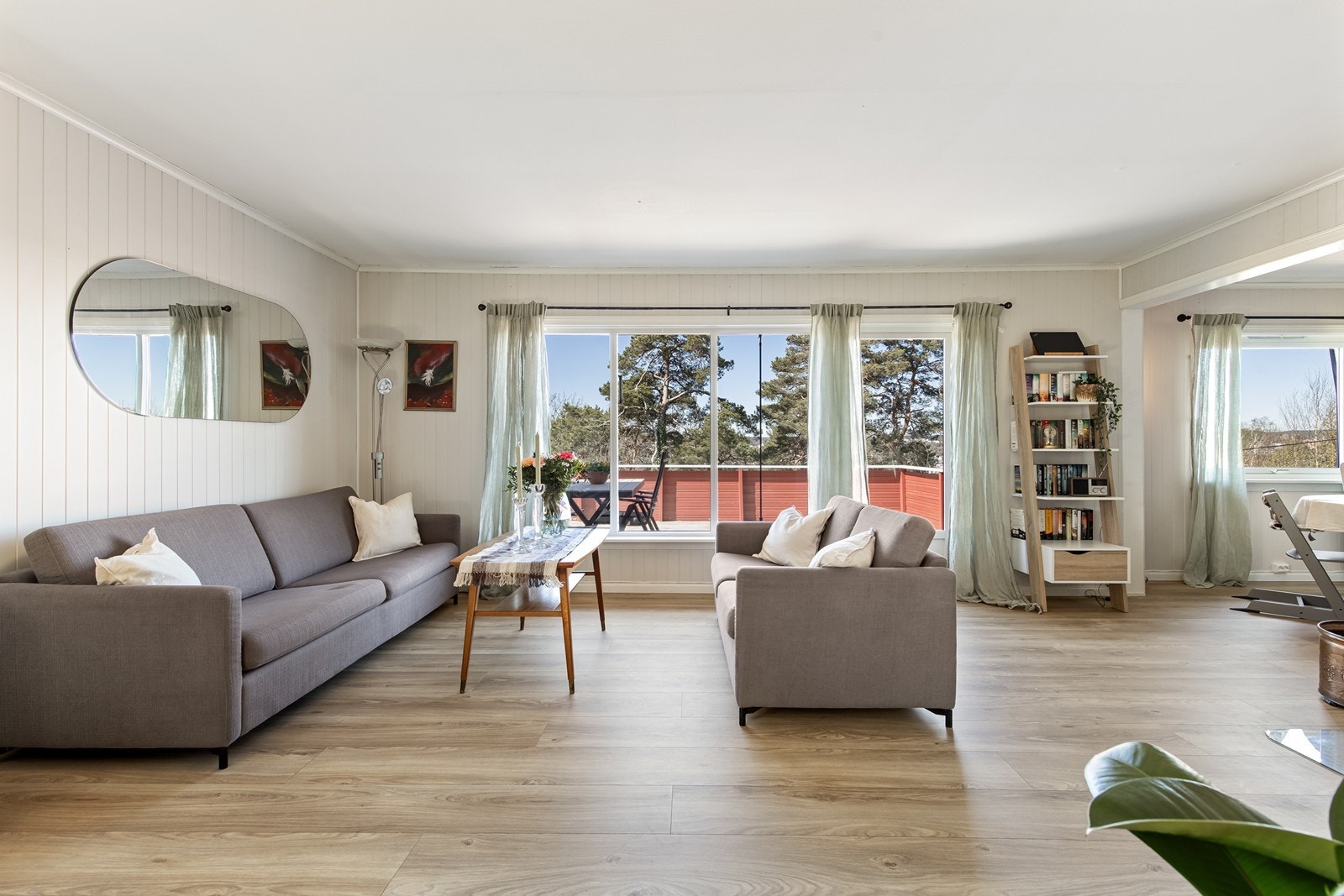 Lys og trivelig stue med store vindusflater Galleribilde