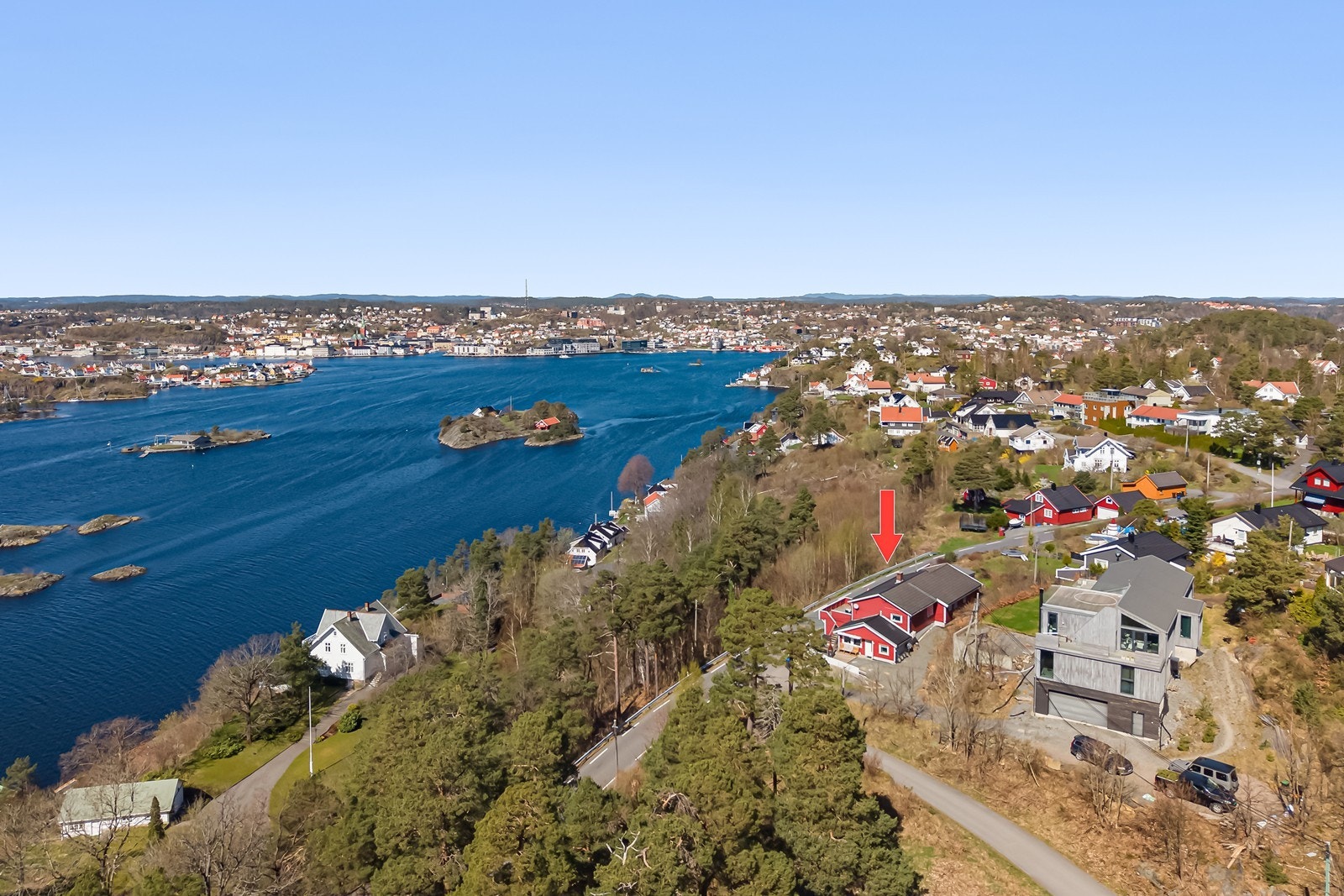 Eiendommen har en fin og solrik beliggenhet på en høyde med noe sjøutsikt over Galtesund og byfjorden Galleribilde
