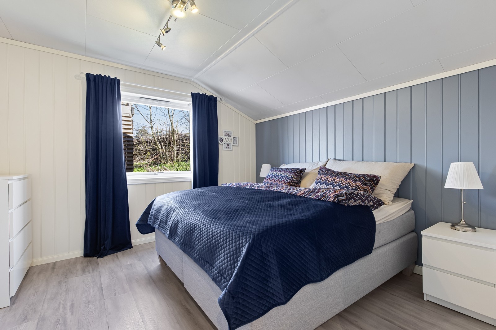Romslig hovedsoverom med god plass til garderobe Galleribilde