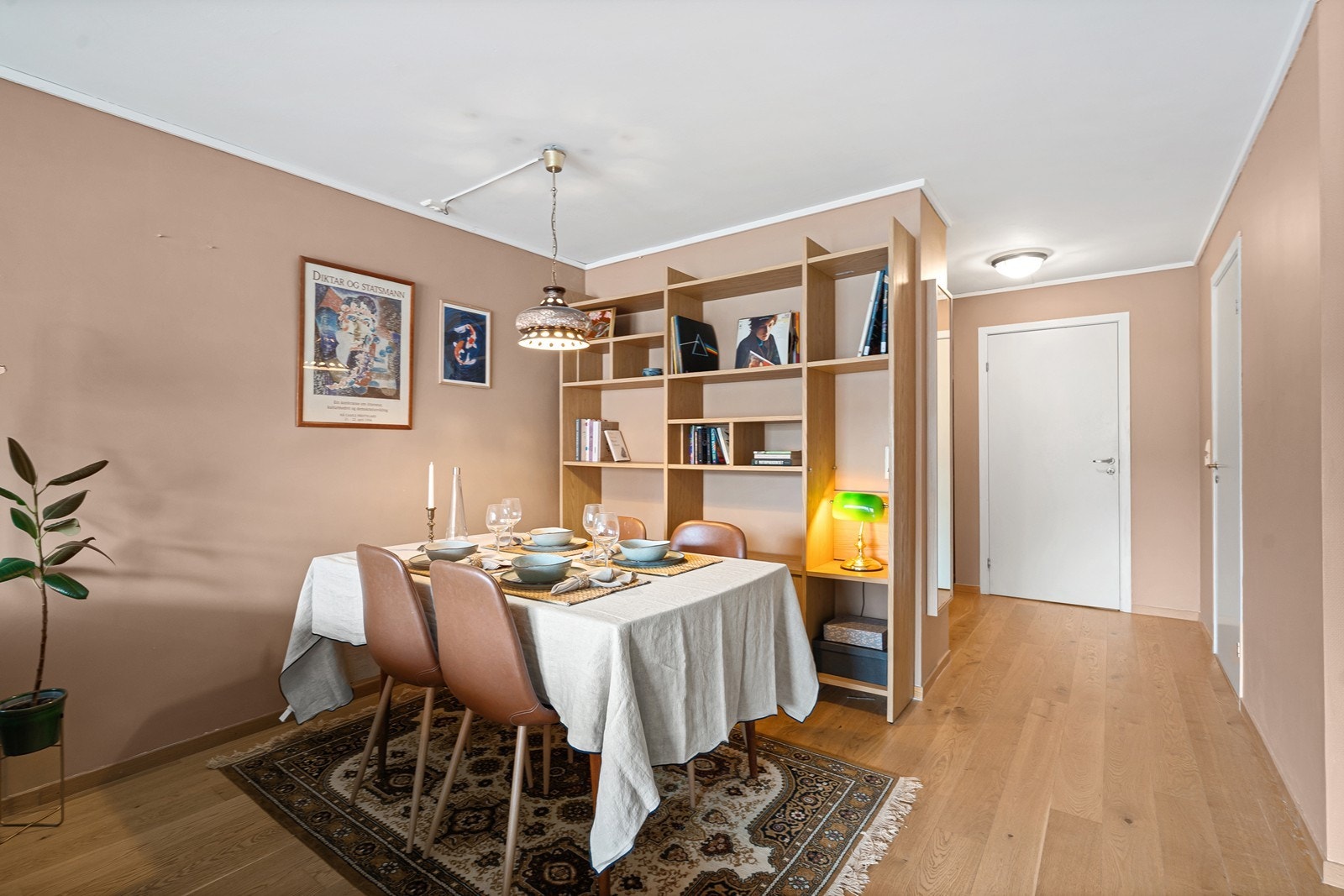 God plass til spisebord hvor man kan dekke til familie og venner Galleribilde