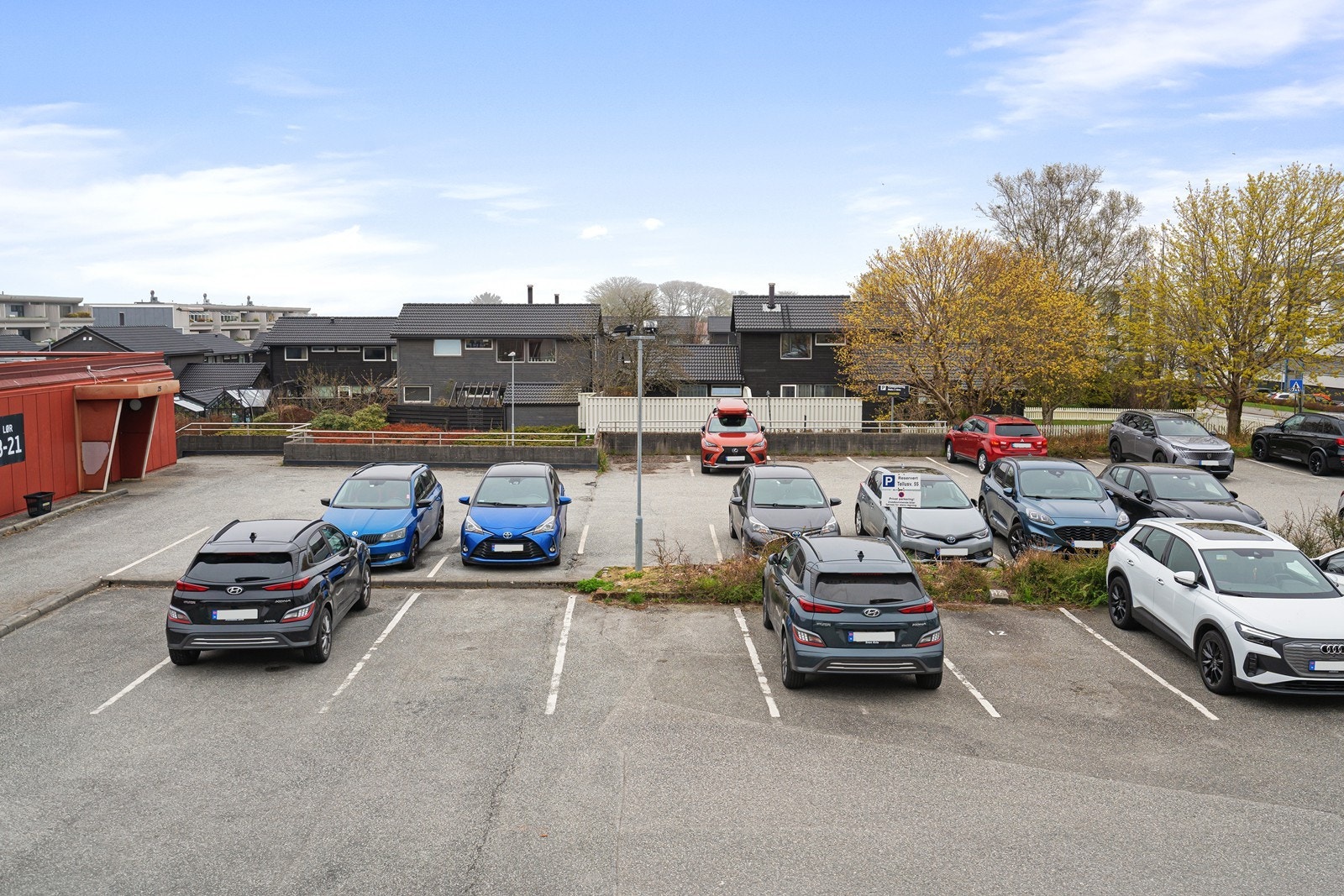 Felles parkeringsplass like ved leiligheten Galleribilde
