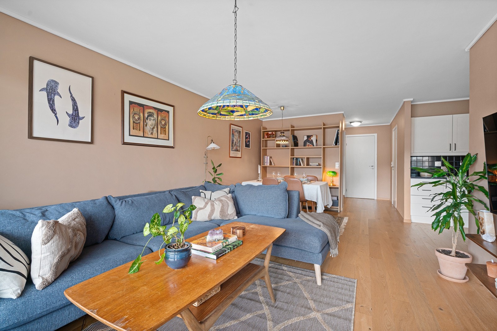 Stuen har god plass til både sofagruppe og spisebord Galleribilde