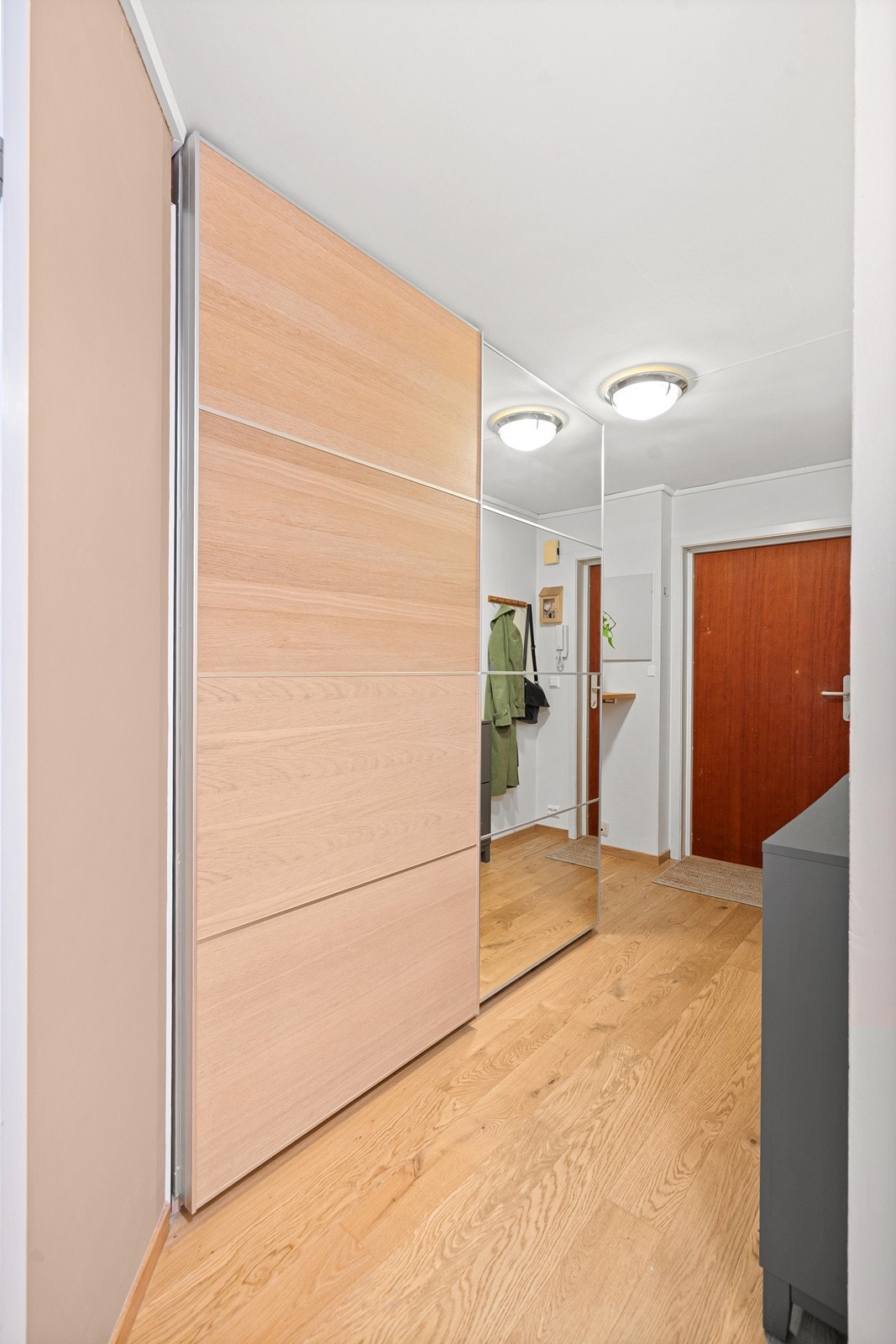 Gang med praktisk skyvedørsgarderobe Galleribilde