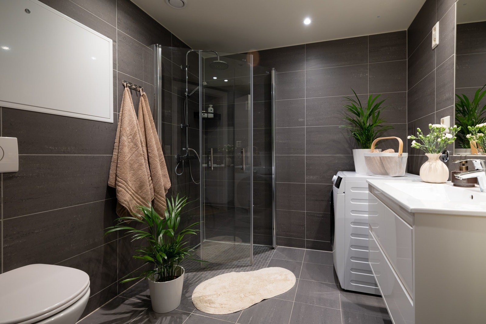 Badet er pent flislagt og har varme i gulv samt downlights i himling. Opplegg for vaskemaskin og plass til tørketrommel. Galleribilde