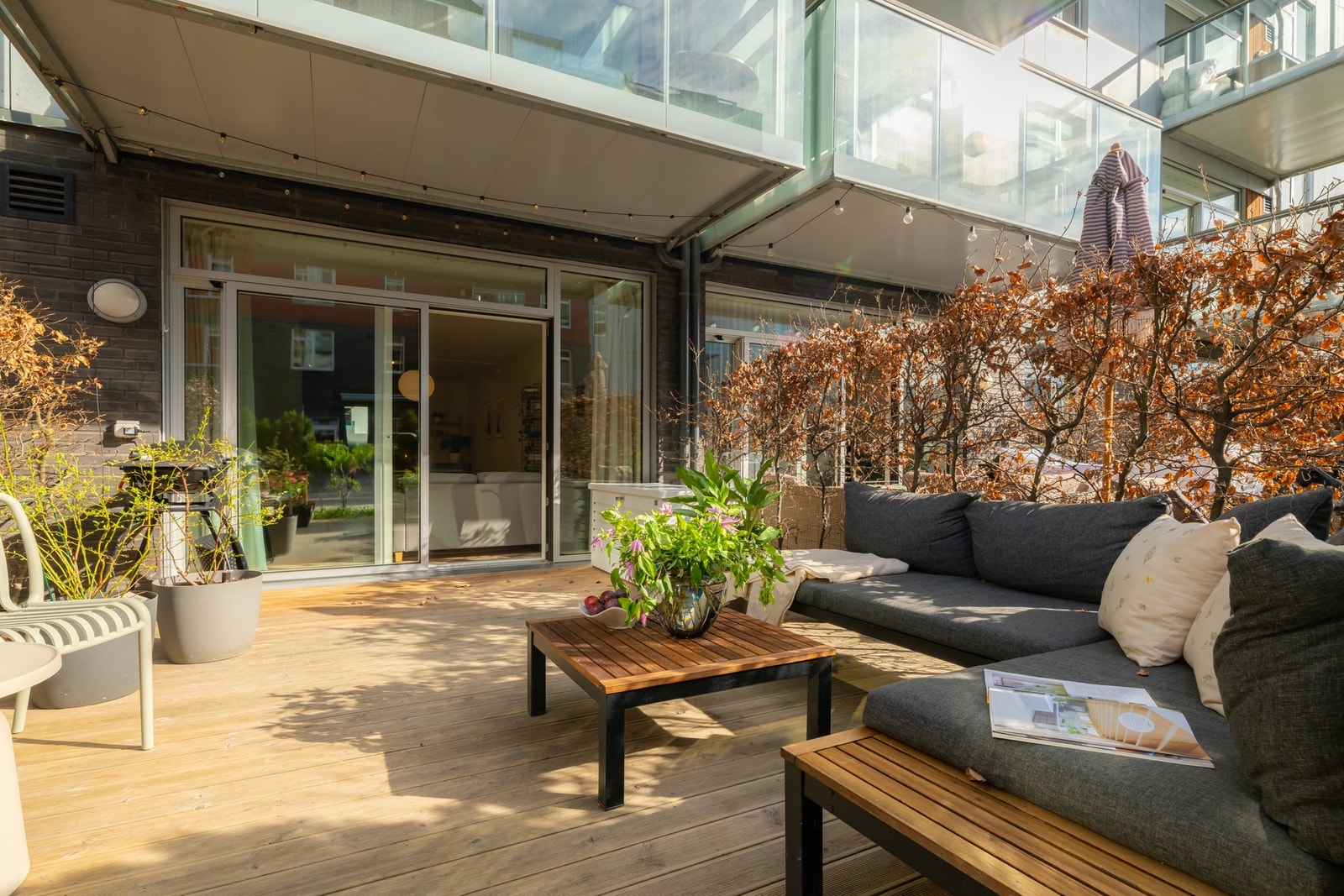 Utenfor terrassen finner du hyggelig og pent opparbeidet fellesareal med lekeområder og sittegrupper. Galleribilde