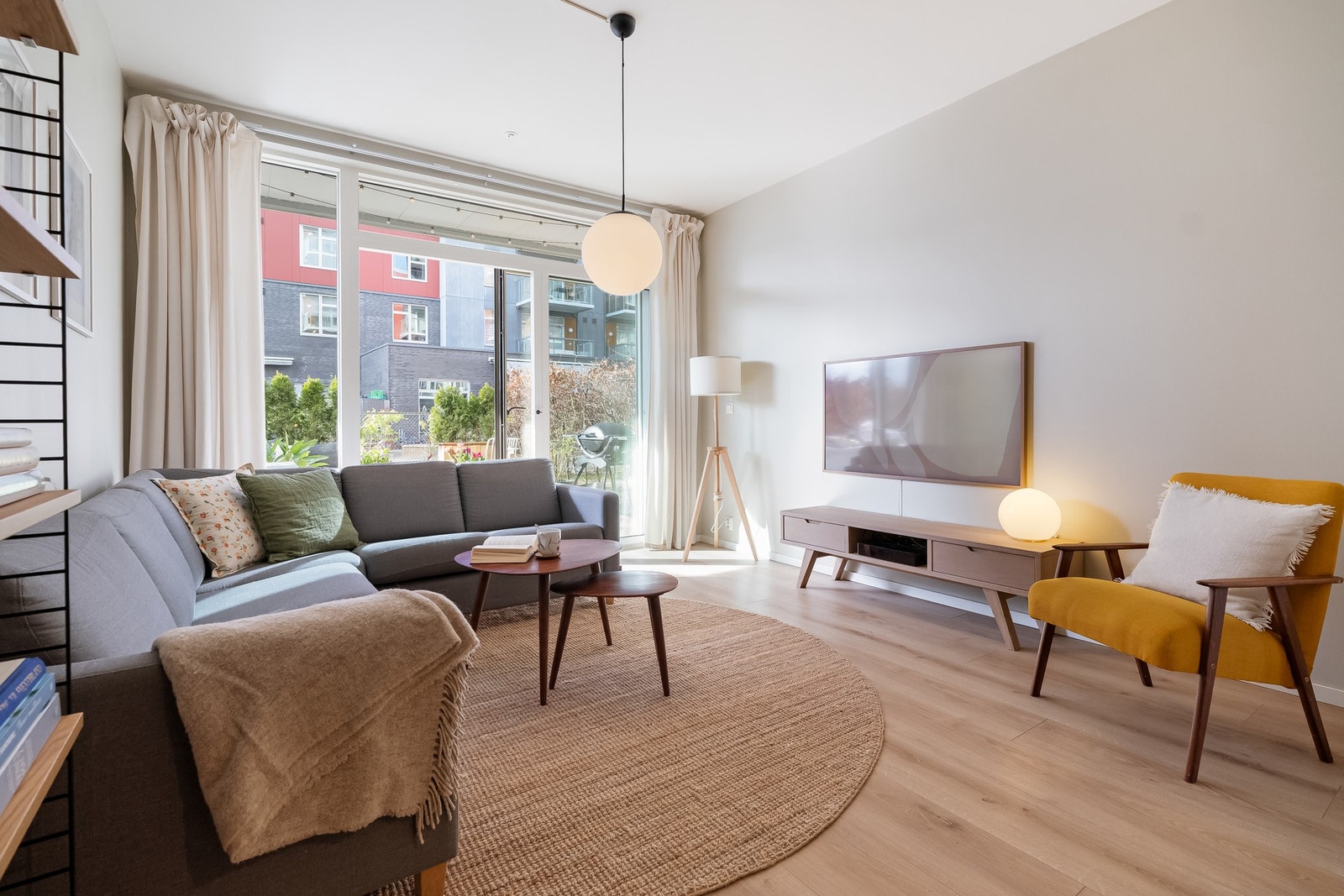 Stuen har god plass til sofa, salongbord og mediemøblement. Galleribilde