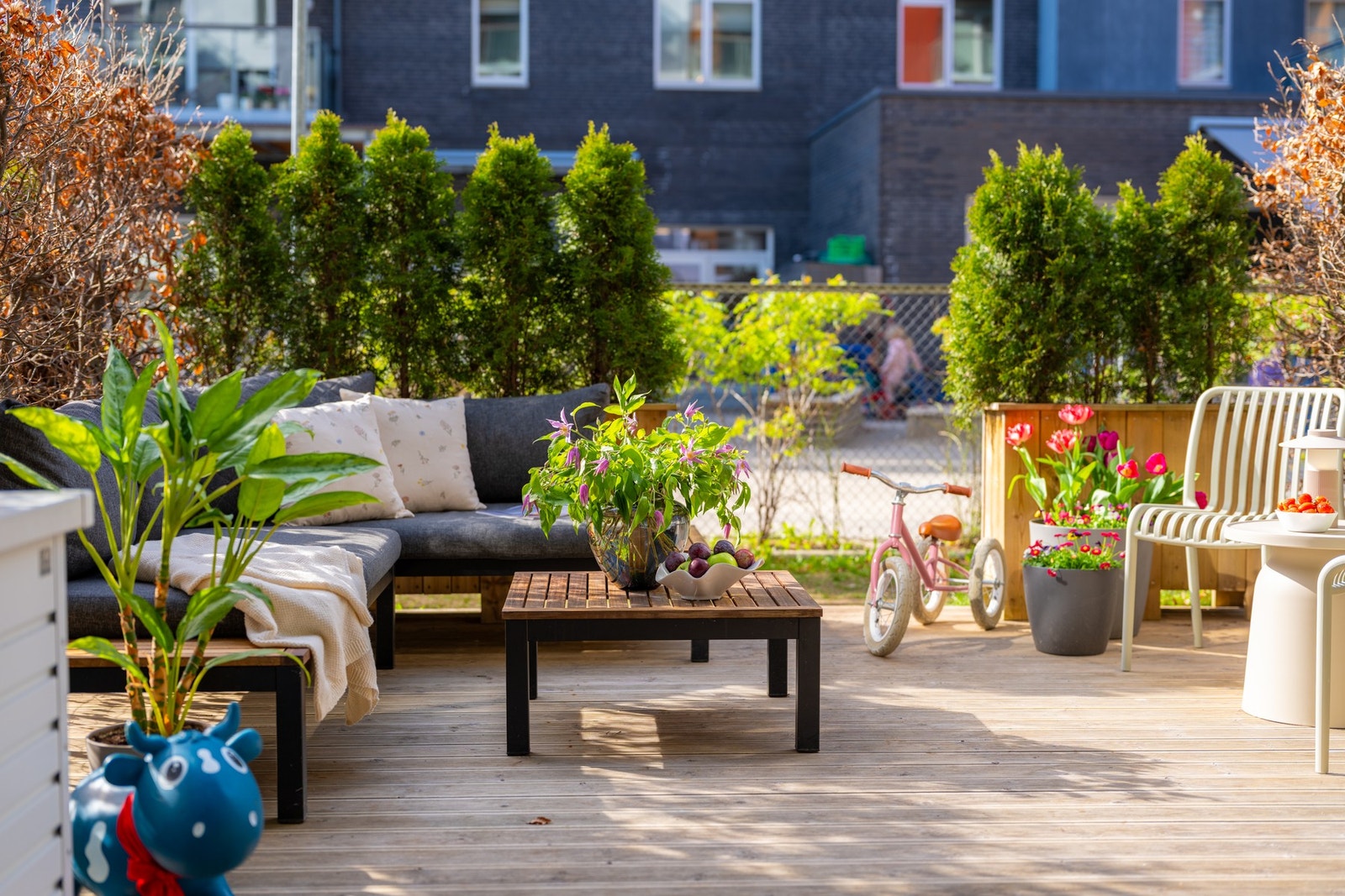 God plass til spisebord, lounge, grill og beplantning. Galleribilde