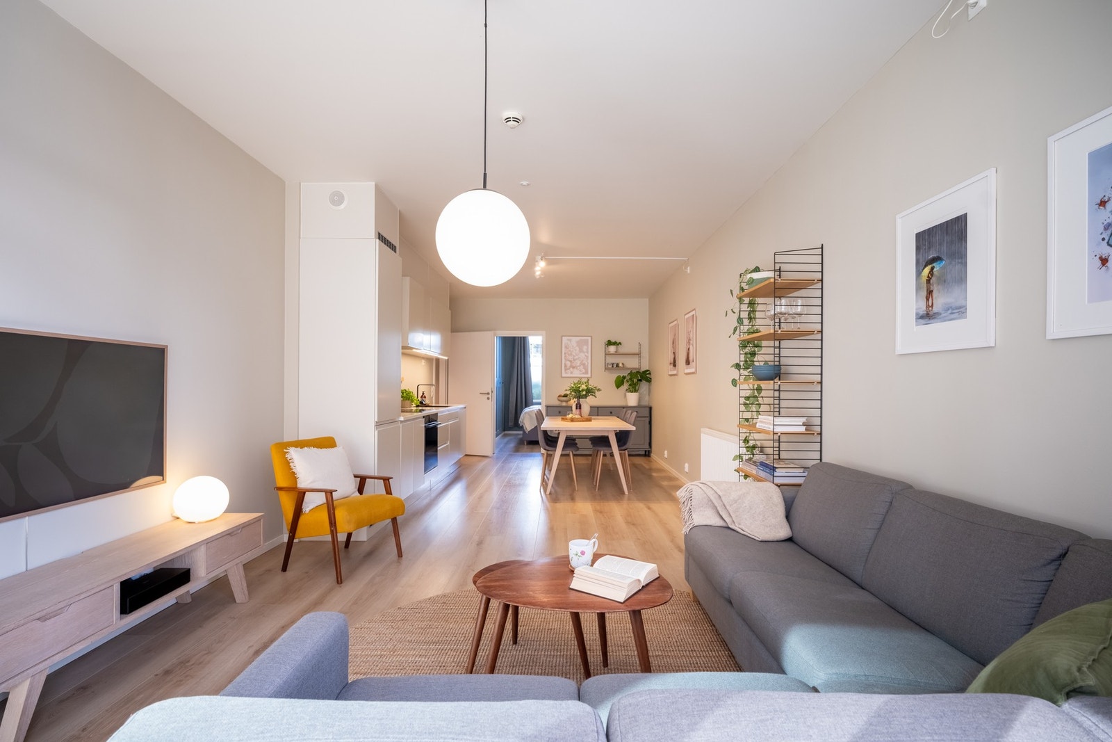 Lysmalte overflater og laminat på gulv. Galleribilde