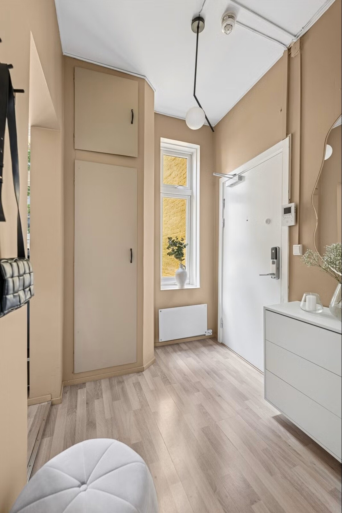 Her er det god plass til oppheng av klær i plassbygget garderobe, samt kommode. Galleribilde