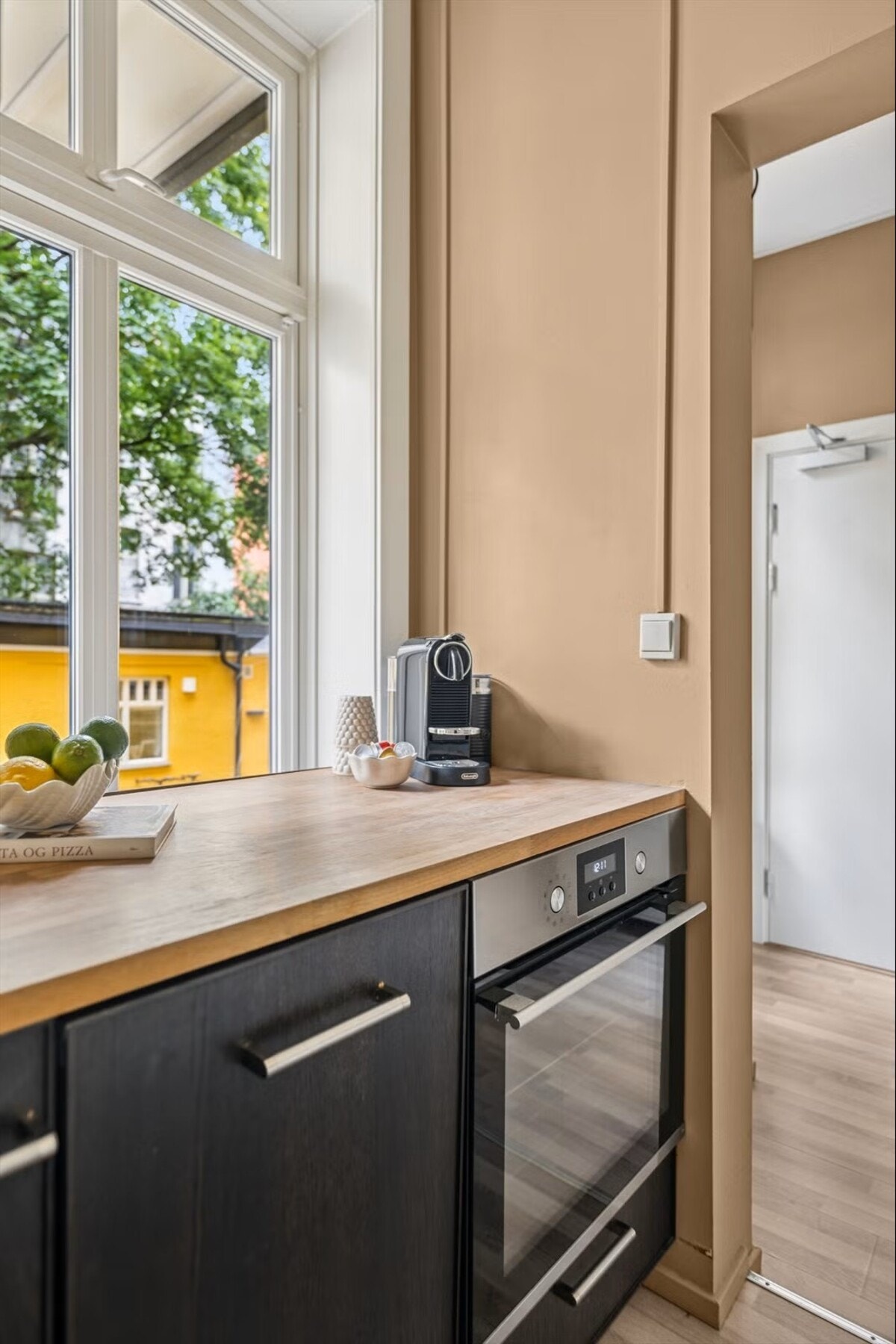 Kjøkkenet har god benkeplass for den matglade. Galleribilde