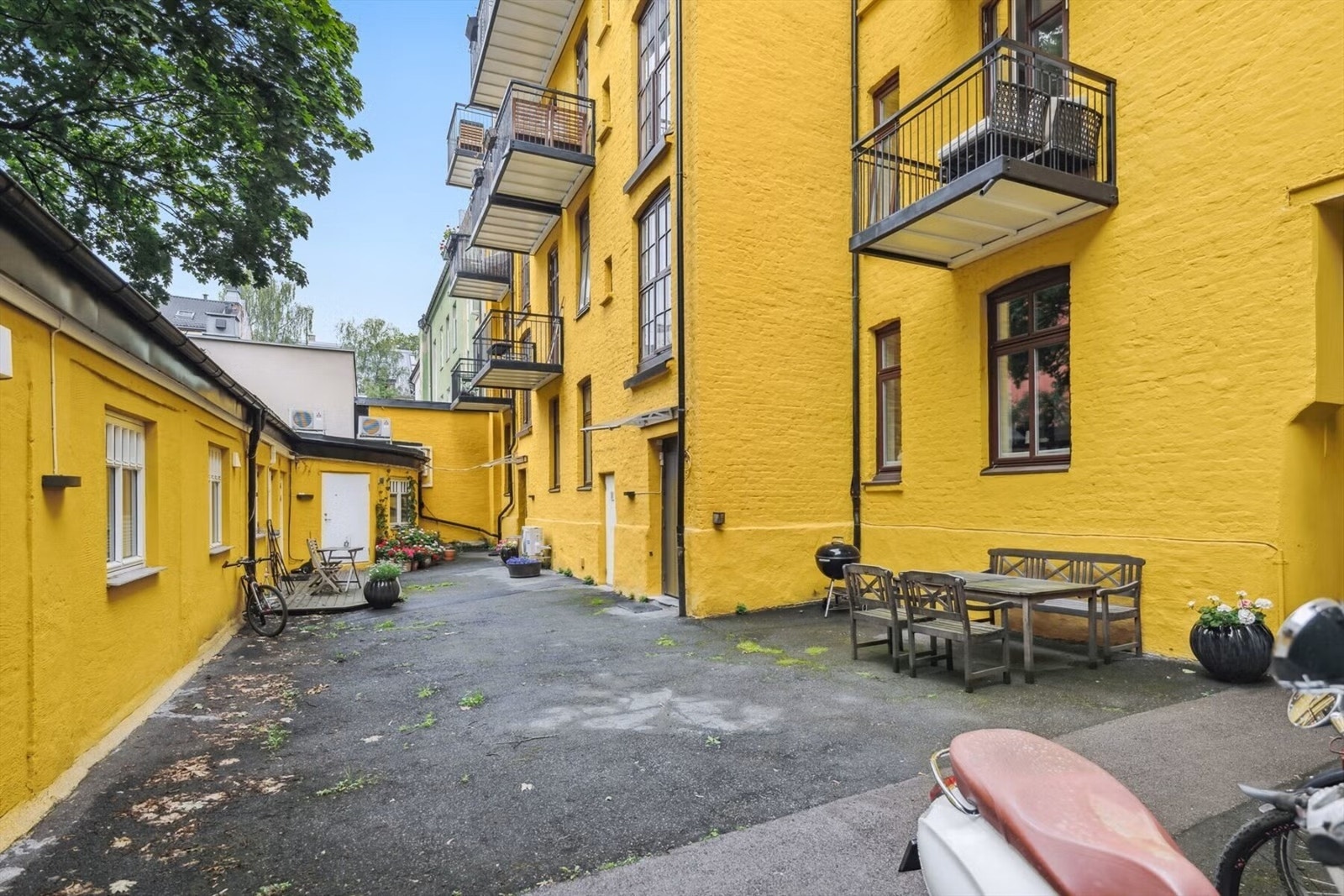 Hyggelig og skjermet bakgård med sittegrupper, muligheter for både grilling og sykler. Et sosialt og fredelig uteområde som utgjør et naturlig samlingspunkt i sommerhalvåret. Galleribilde