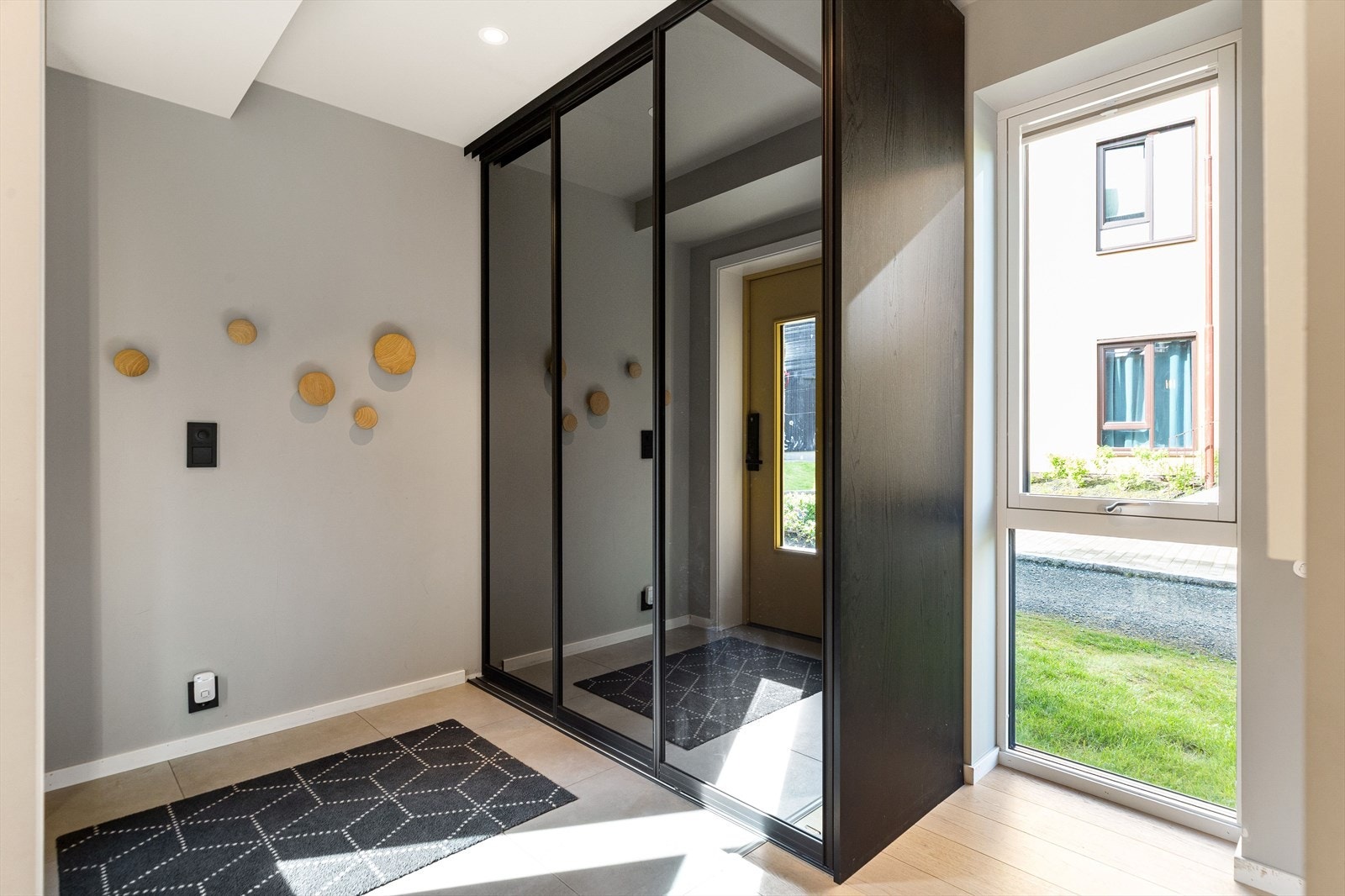 Velkommen inn i en lys og innbydende entré med god plass til oppbevaring. Galleribilde