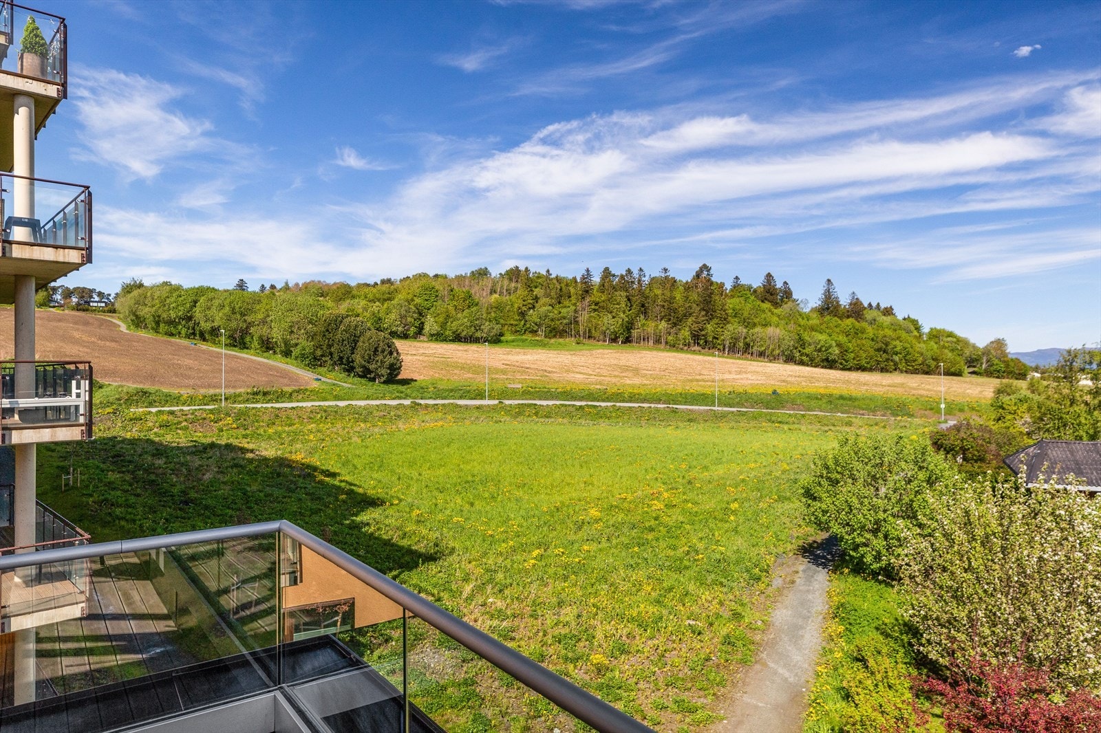 Trivelig og familievennlig boområde med svært gode solforhold. Galleribilde