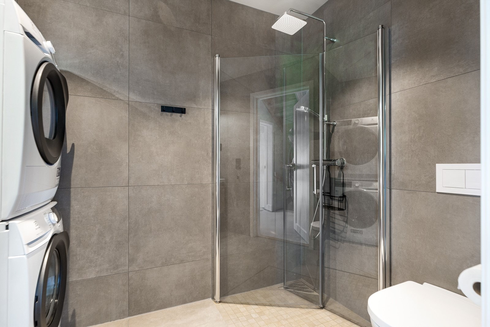 Hovedbadet er utstyrt med opplegg for vaskemaskin og tørketrommel - perfekt for en effektiv hverdag. Galleribilde