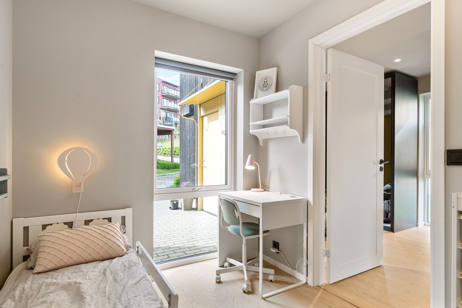 Boligen byr på fire soverom - perfekt for barnefamilier eller deg som ønsker hjemmekontor. Galleribilde
