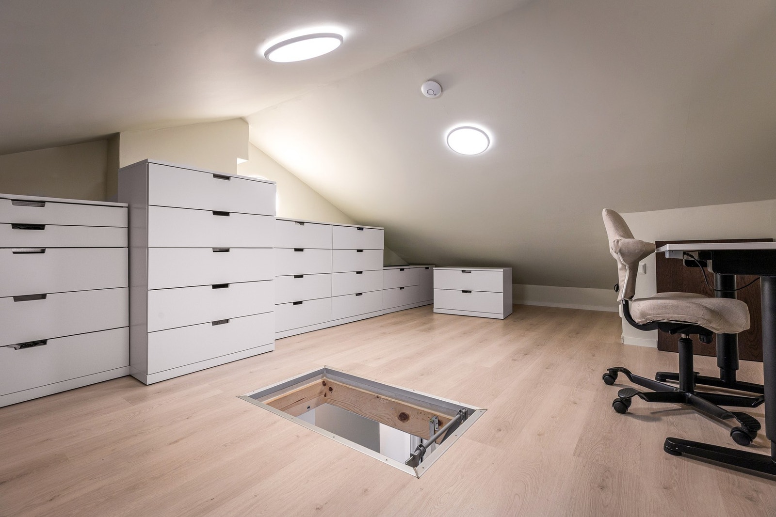Fra 2.etasje har man tilgang til loft som har hele 29 kvm gulvflate. Loftet er isolert og lagt nytt gulv i 2021. Galleribilde