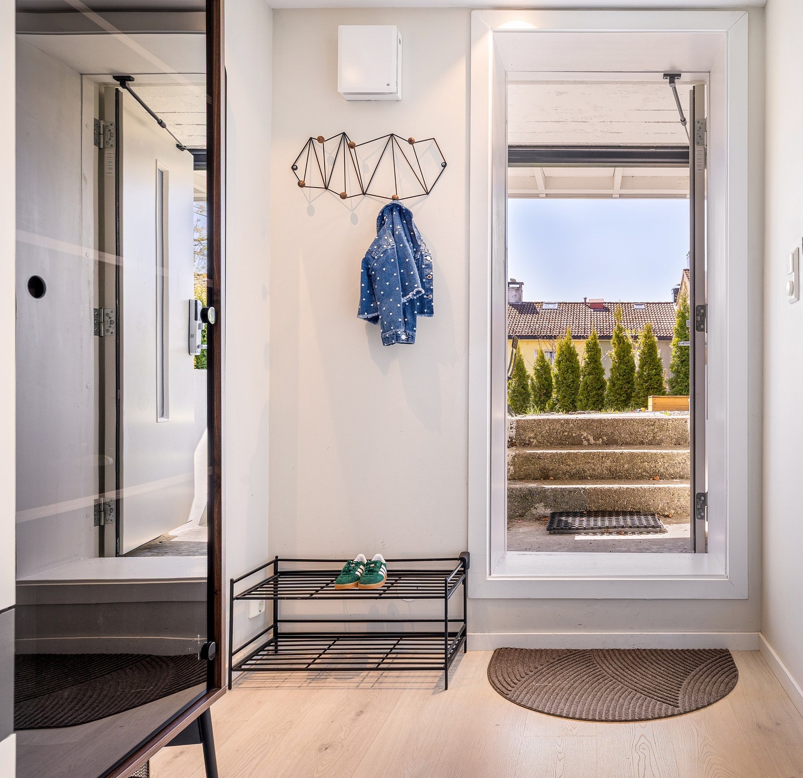Egen inngang til u.etasje, dersom man ikke vil bruke trappen fra hovedetasje. Galleribilde