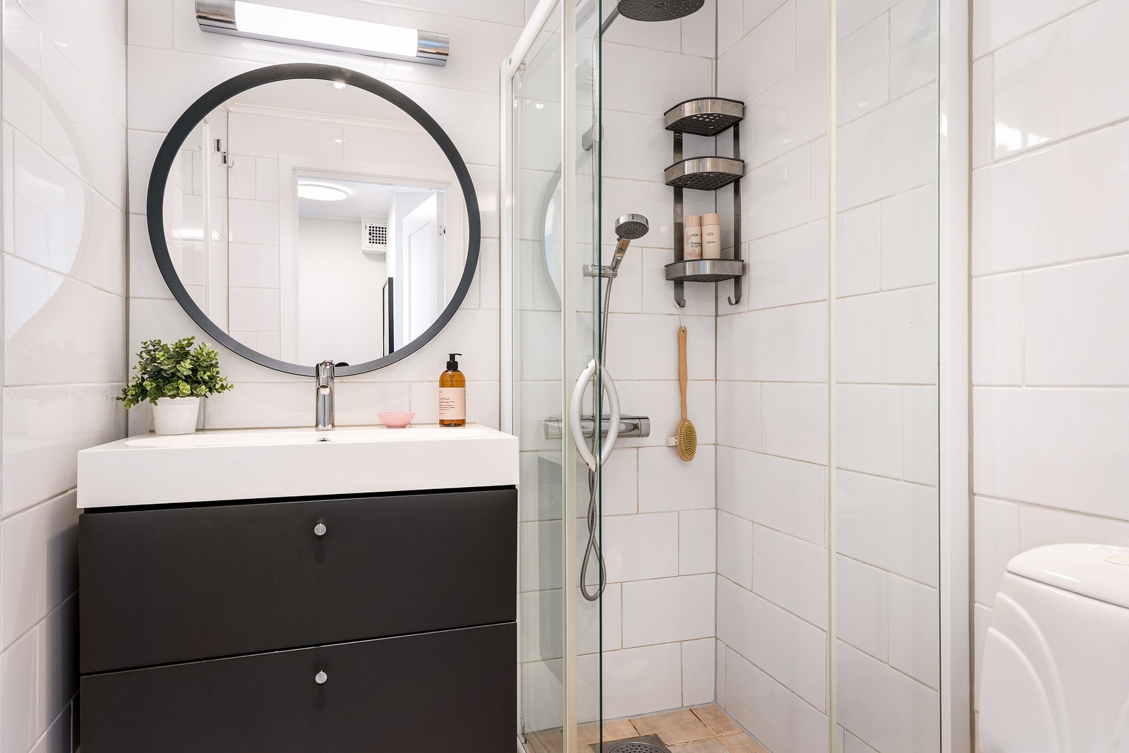 Helfliset med varmekabler i gulv. Nytt baderomsmøbel skuffeseksjon, speil og lampe og dusjhode fra IKEA høsten 2020. Galleribilde