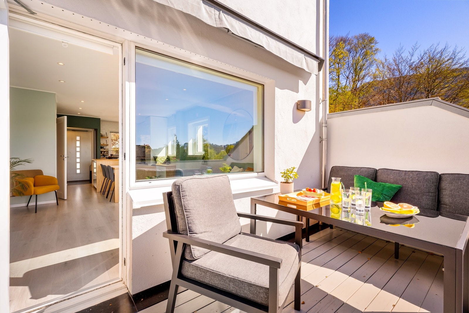På altan er det både plass til utemøbler og grill Galleribilde