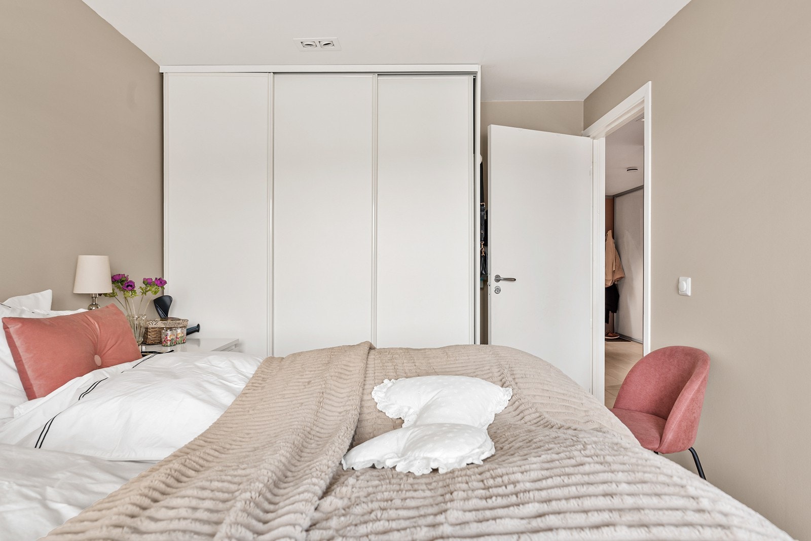 Skyvedørsgarderobe gir praktisk oppbevaringsmulighet i hovedsoverommet. Galleribilde