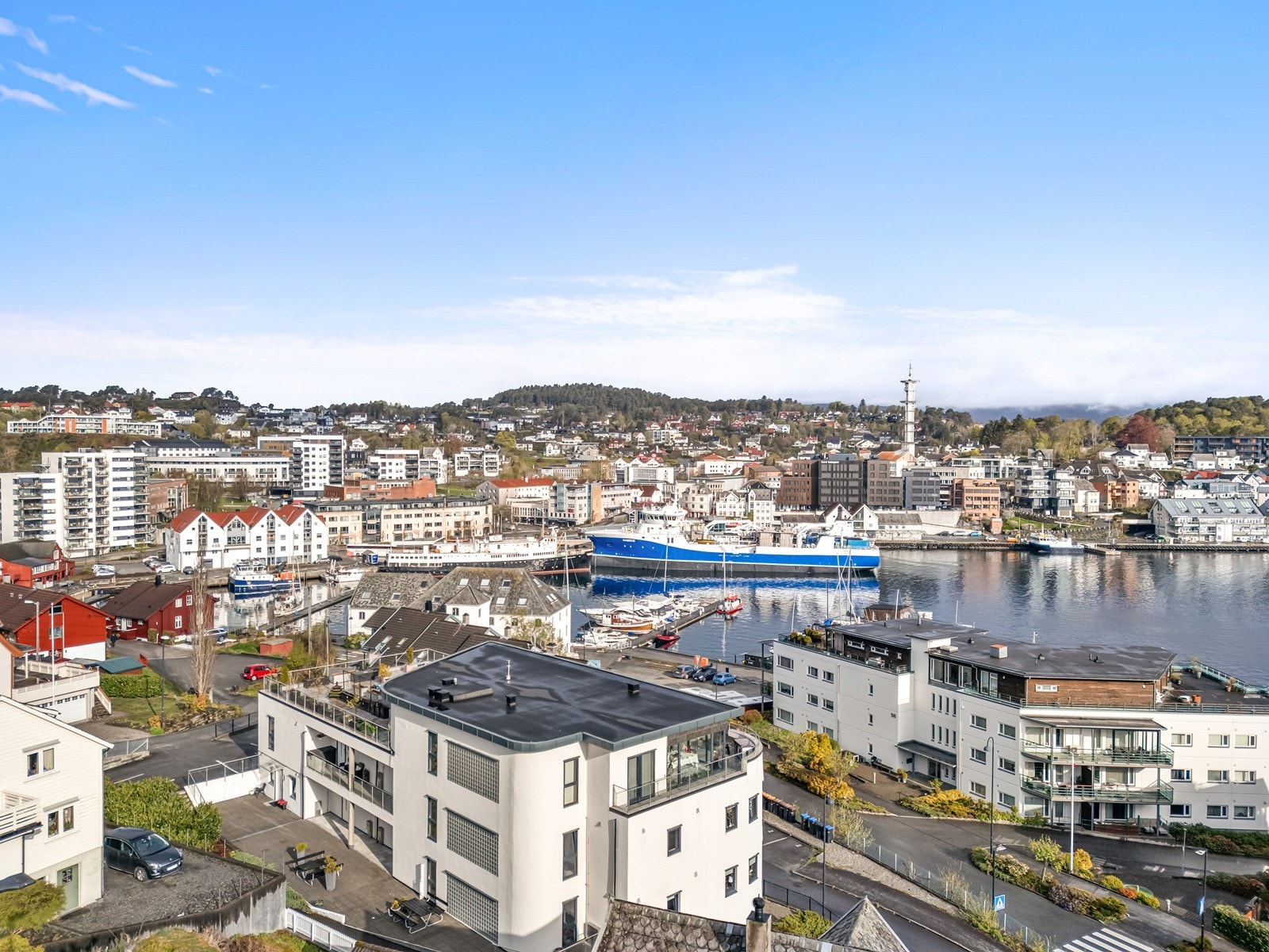Leiligheten ligger i et attraktivt boligområde med kort avstand til butikker og turområder. Galleribilde