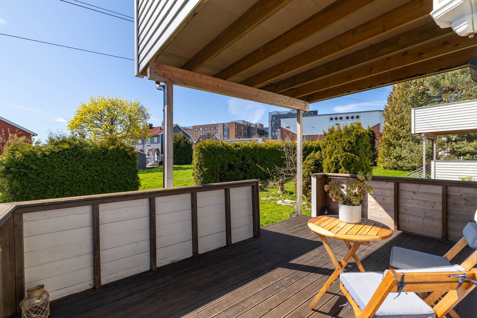 Stuen forlenges av en delvis overbygget terrasse med gode solforhold Galleribilde